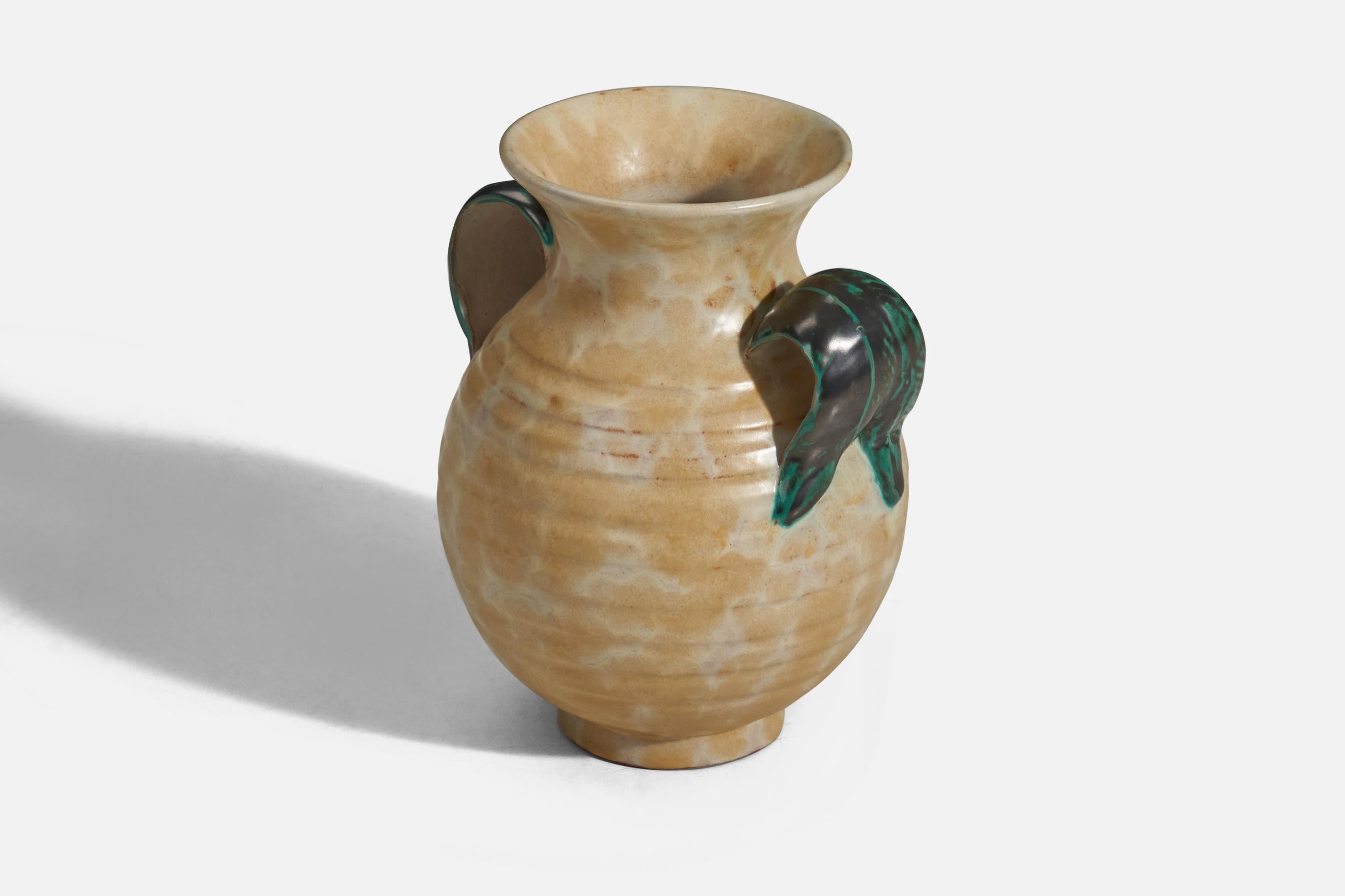 Suédois Vase en faïence émaillée beige et vert de Upsala-Ekeby, Suède, années 1940 en vente
