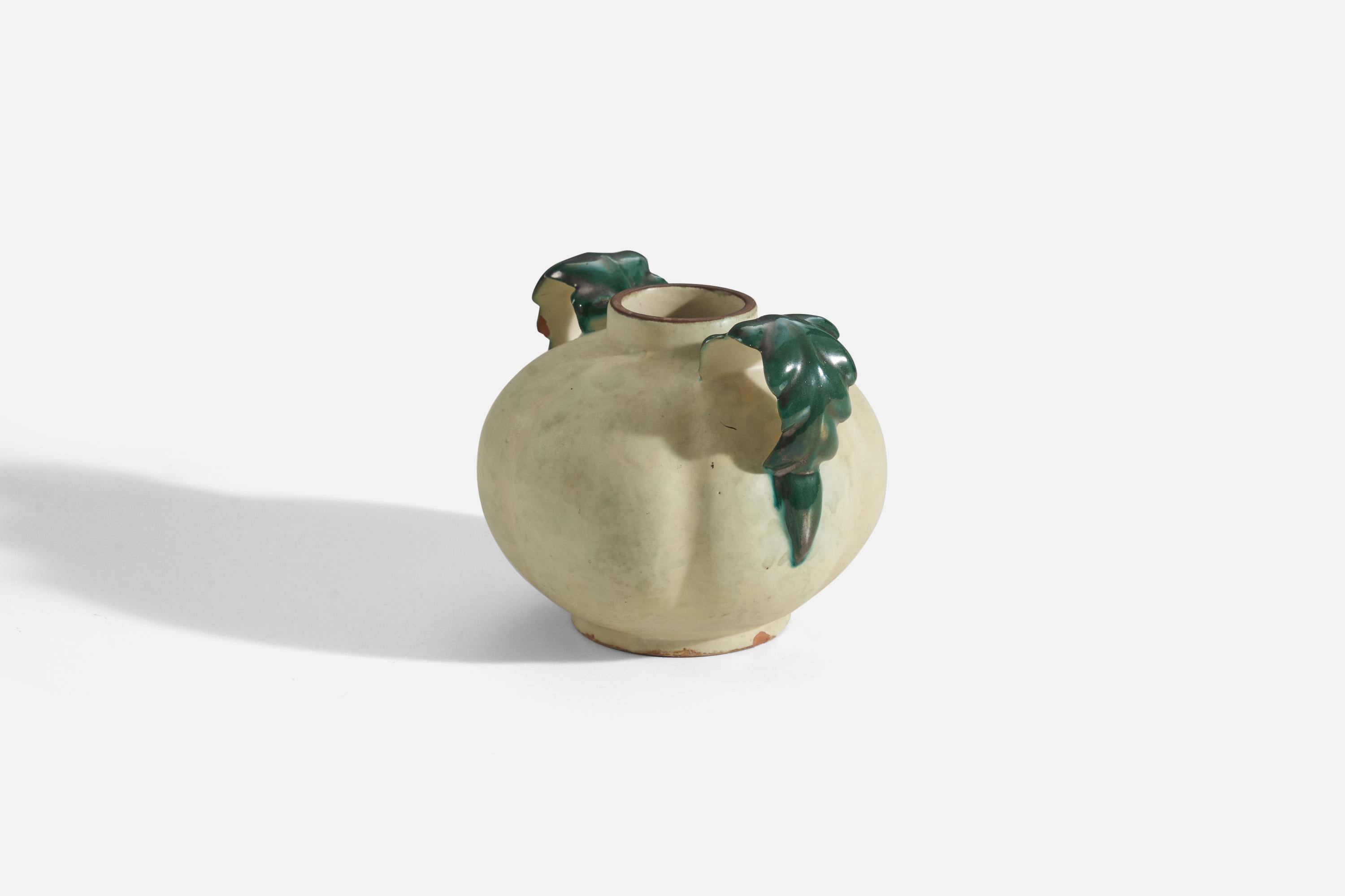 Vase en faïence vernissée beige et vert de Upsala-Ekeby, Suède, années 1940 Bon état - En vente à High Point, NC