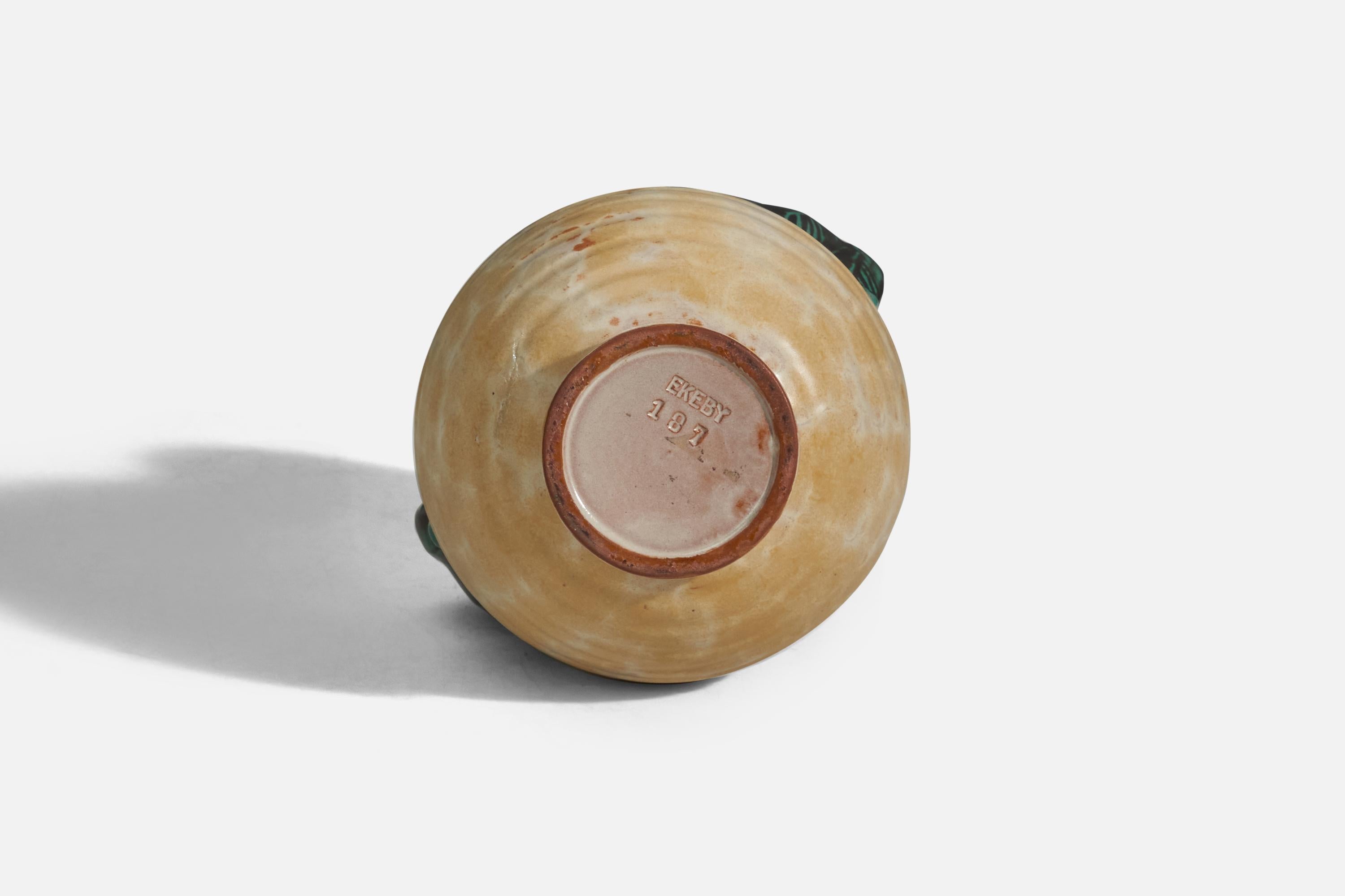 Vase en faïence émaillée beige et vert de Upsala-Ekeby, Suède, années 1940 Bon état - En vente à High Point, NC