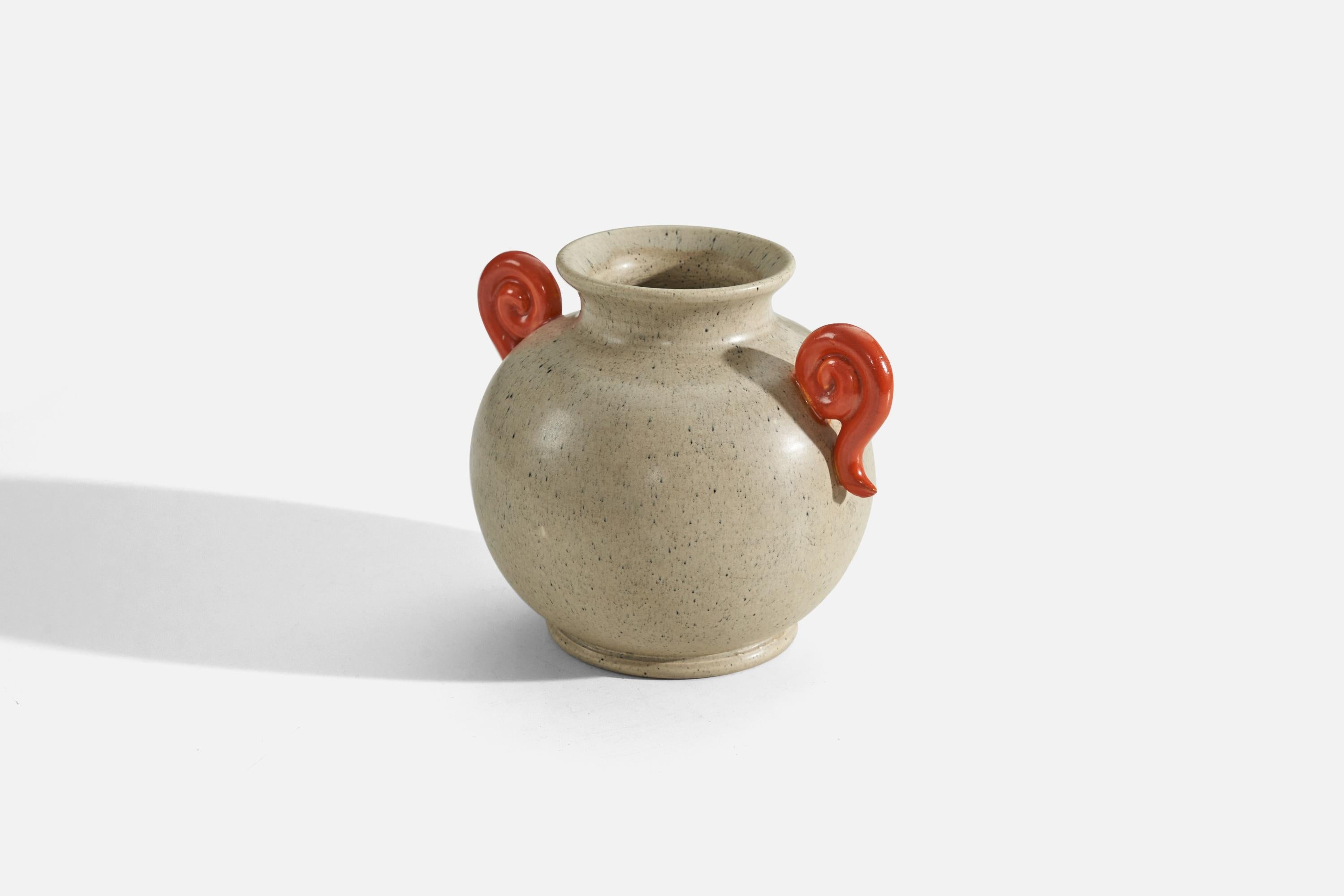 Upsala Ekeby, Vaso, terracotta smaltata beige e arancione, Svezia, anni '40 In condizioni buone in vendita a High Point, NC
