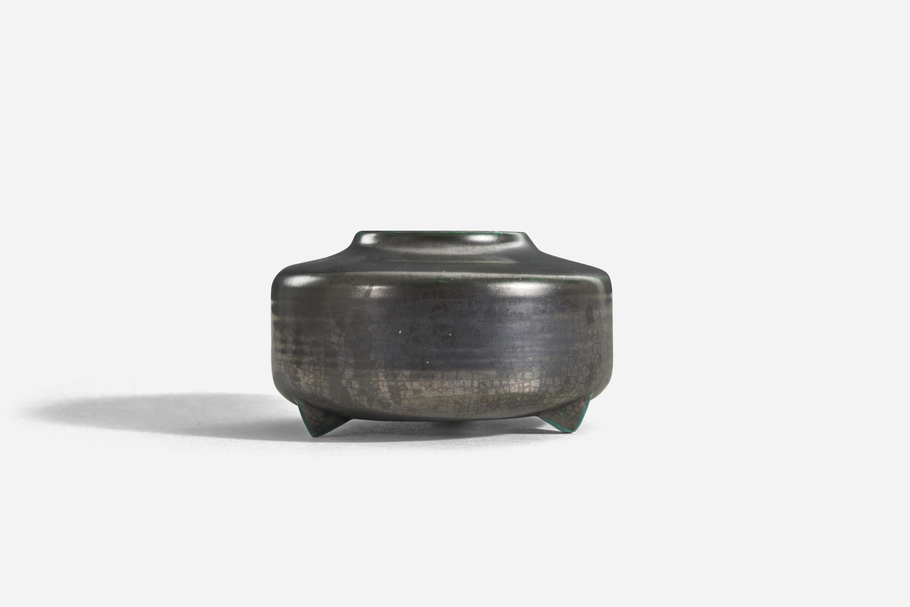 Scandinavo moderno Upsala Ekeby, Vaso, Terracotta smaltata nera e verde, Svezia, anni '40 in vendita