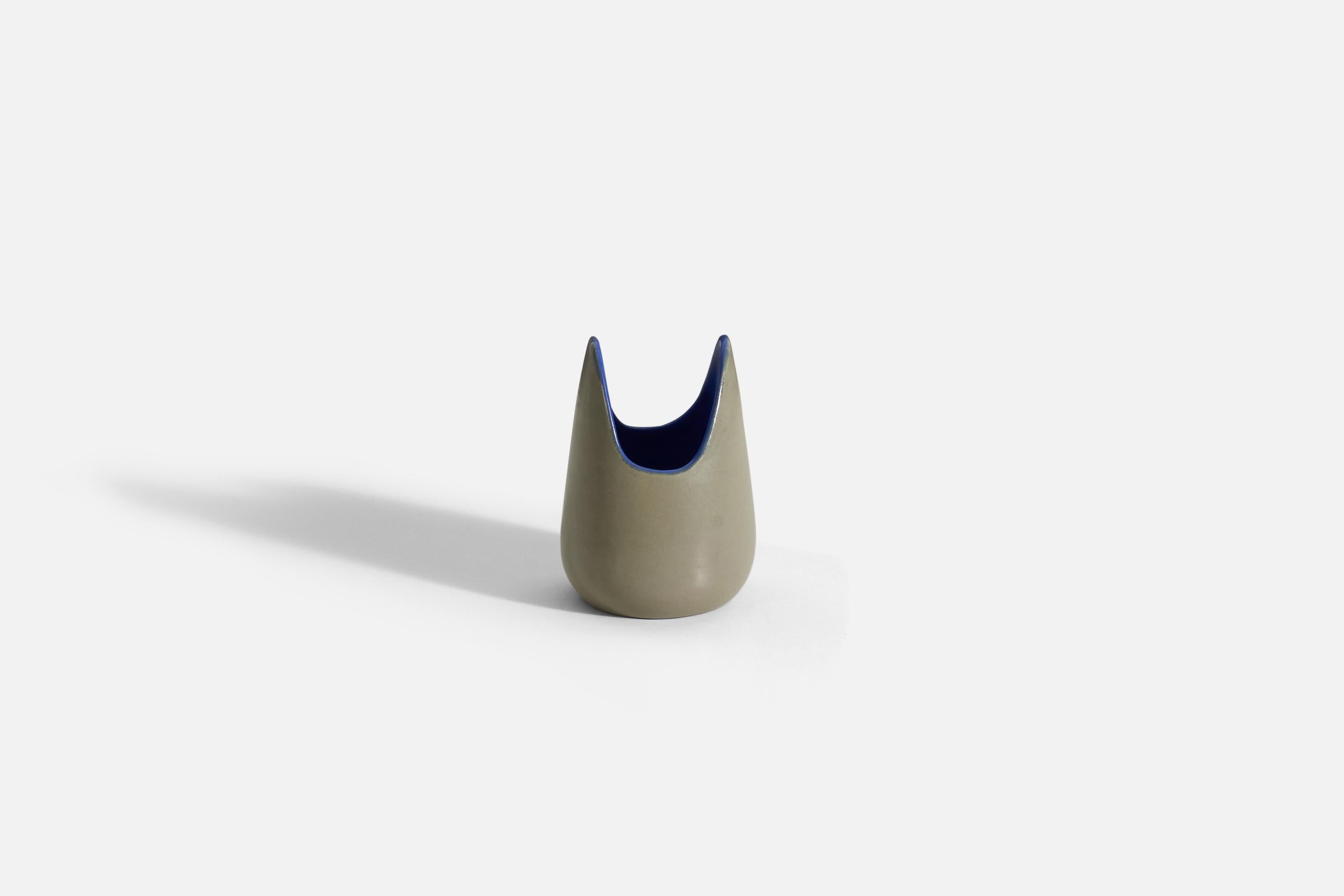 Vase en faïence à extérieur gris et intérieur bleu glacé produit par Upsala-Ekeby, Suède, années 1940.
 