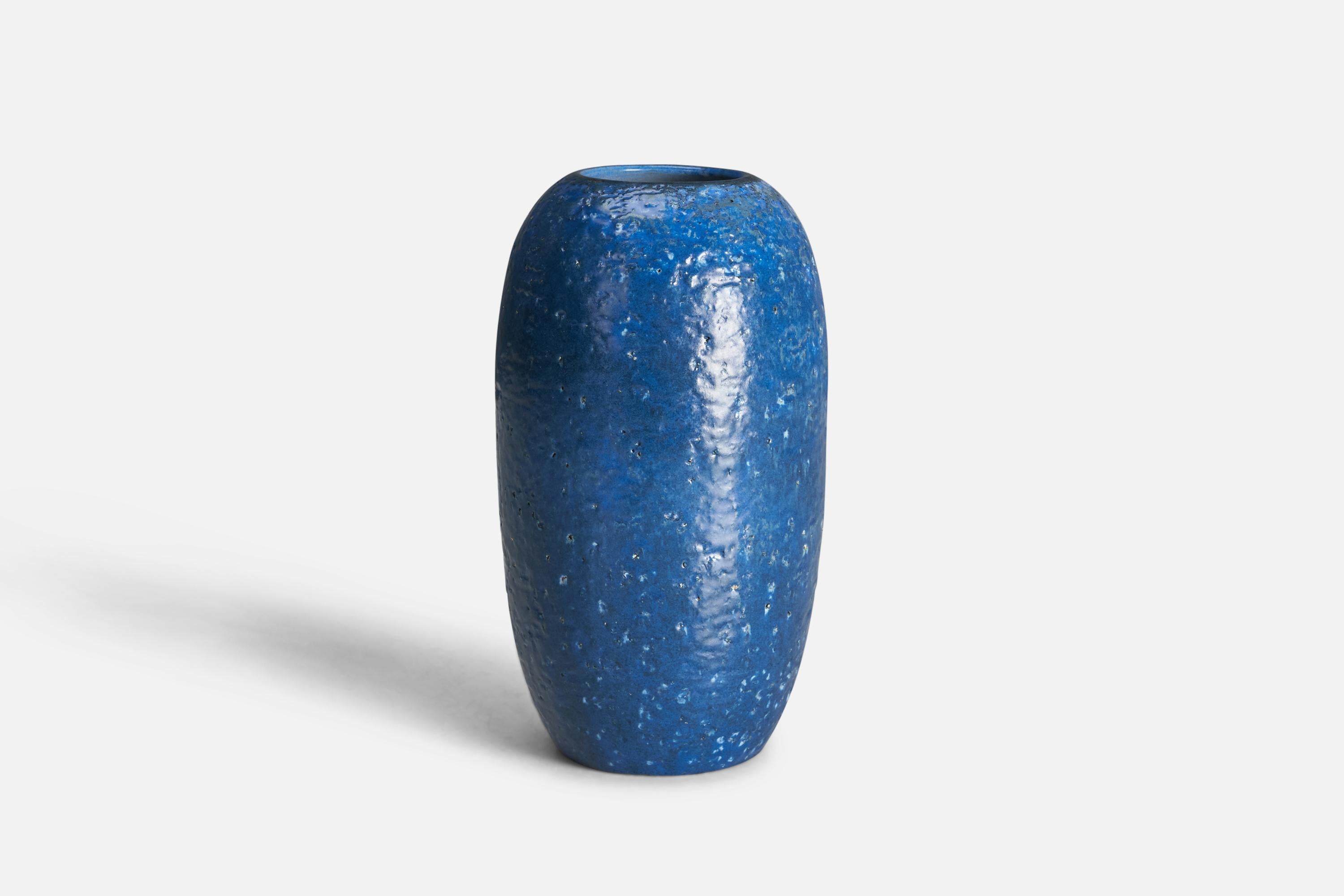 Vase en faïence émaillée bleue conçu et produit par Upsala Ekeby, Suède, années 1950.