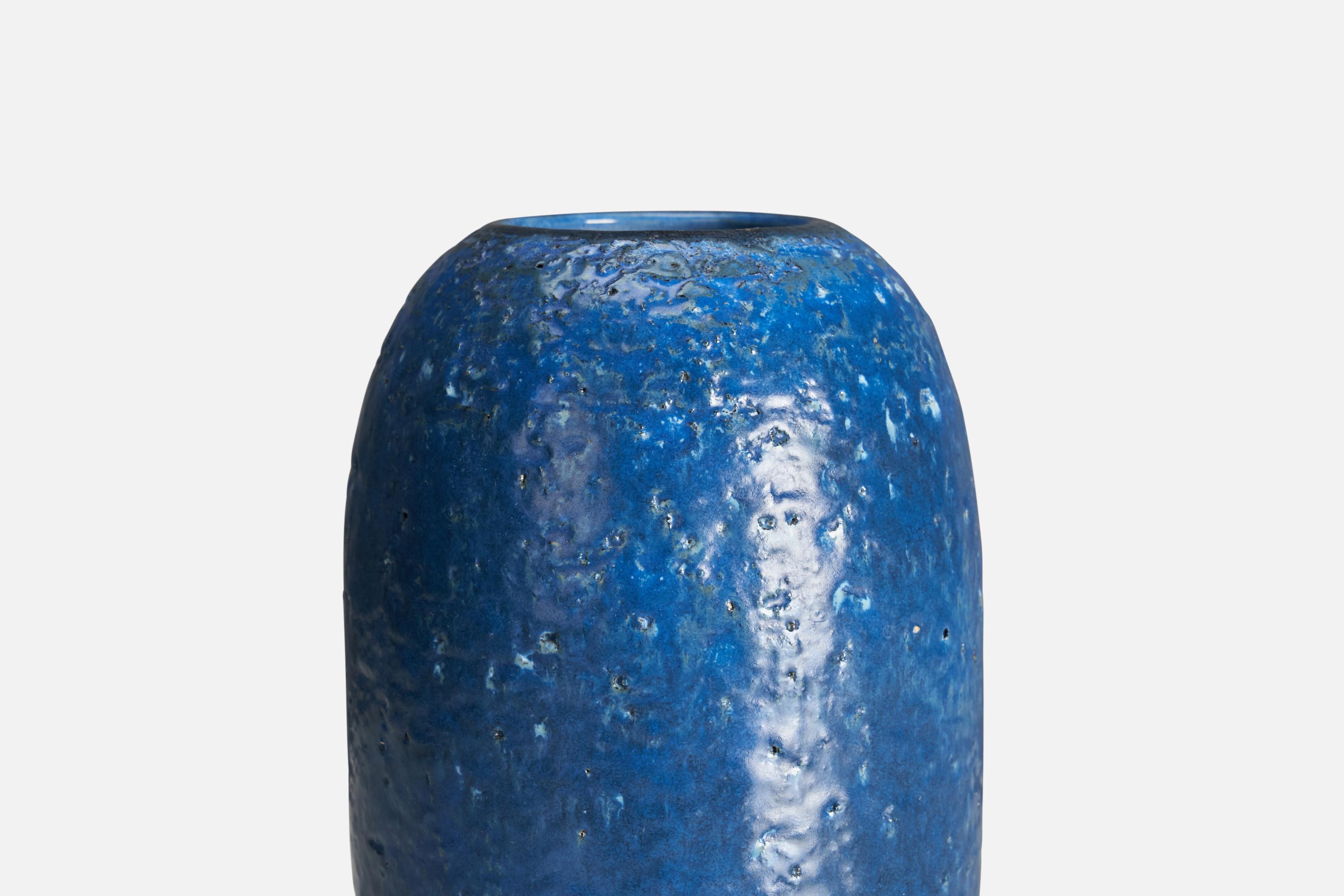 Suédois Vase en faïence émaillée bleue de Upsala Ekeby, années 1950 en vente