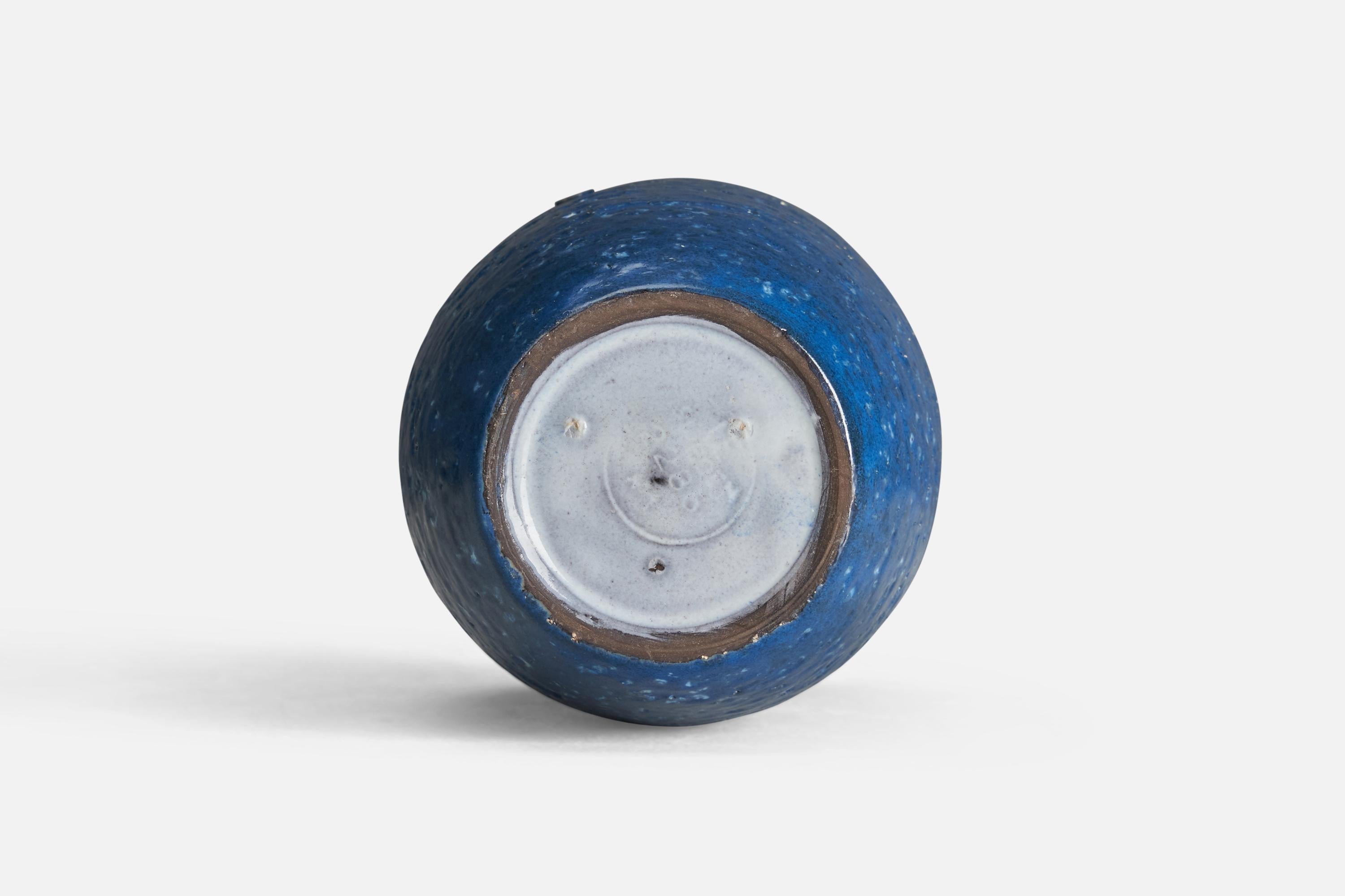 Vase en faïence émaillée bleue de Upsala Ekeby, années 1950 Bon état - En vente à High Point, NC