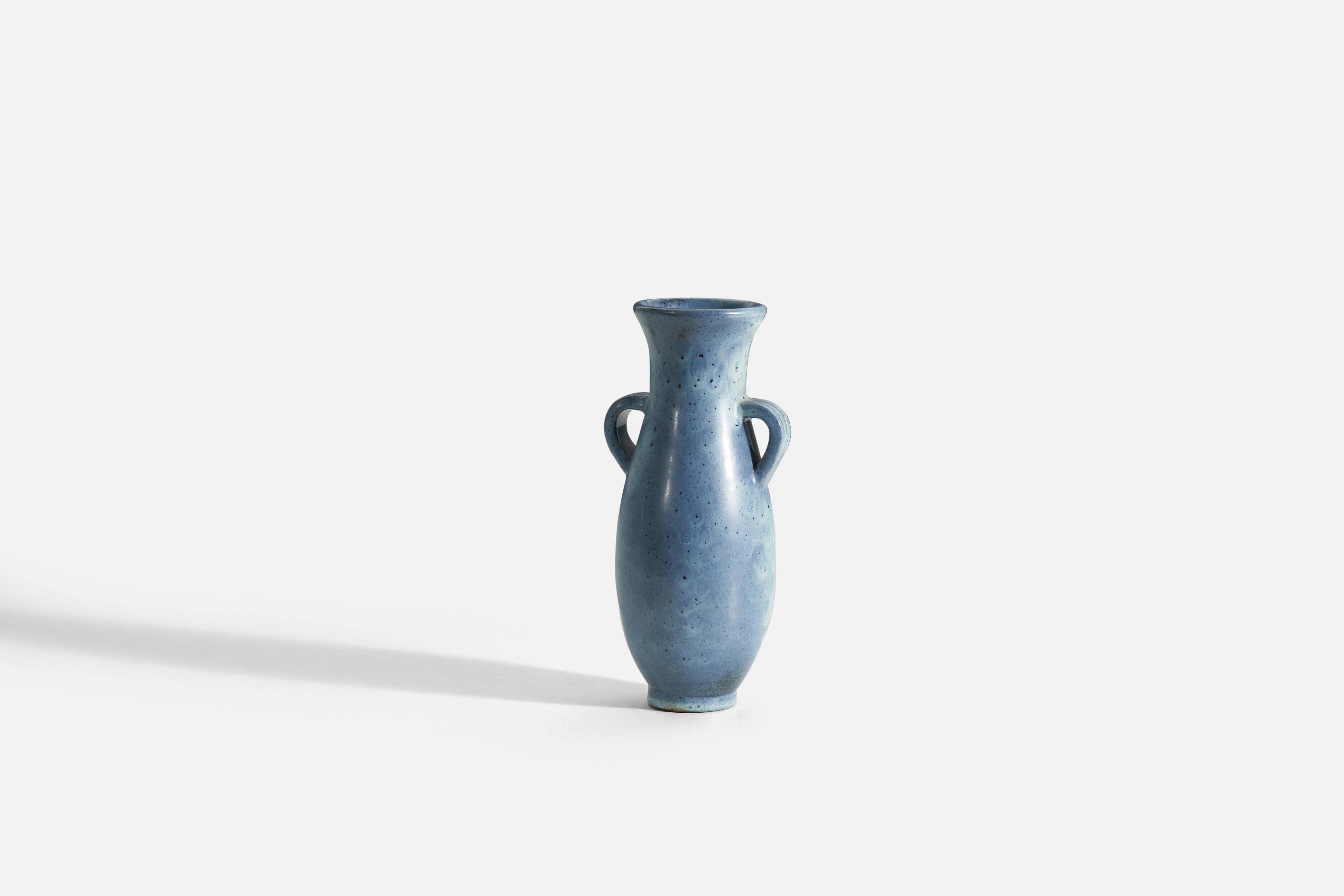 Un vase en faïence à glaçure bleue. Produit par Upsala-Ekeby, Suède, années 1940.

