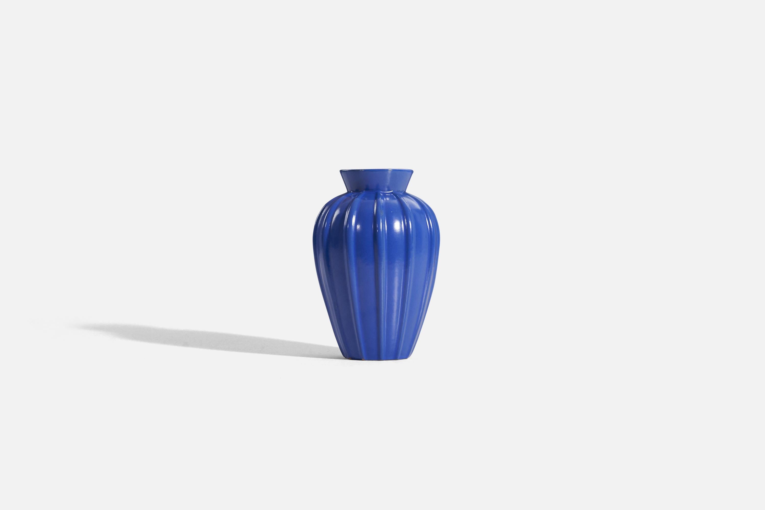 Un vase bleu en faïence émaillée conçu et produit par Upsala-Ekeby, Suède, années 1940. 

 