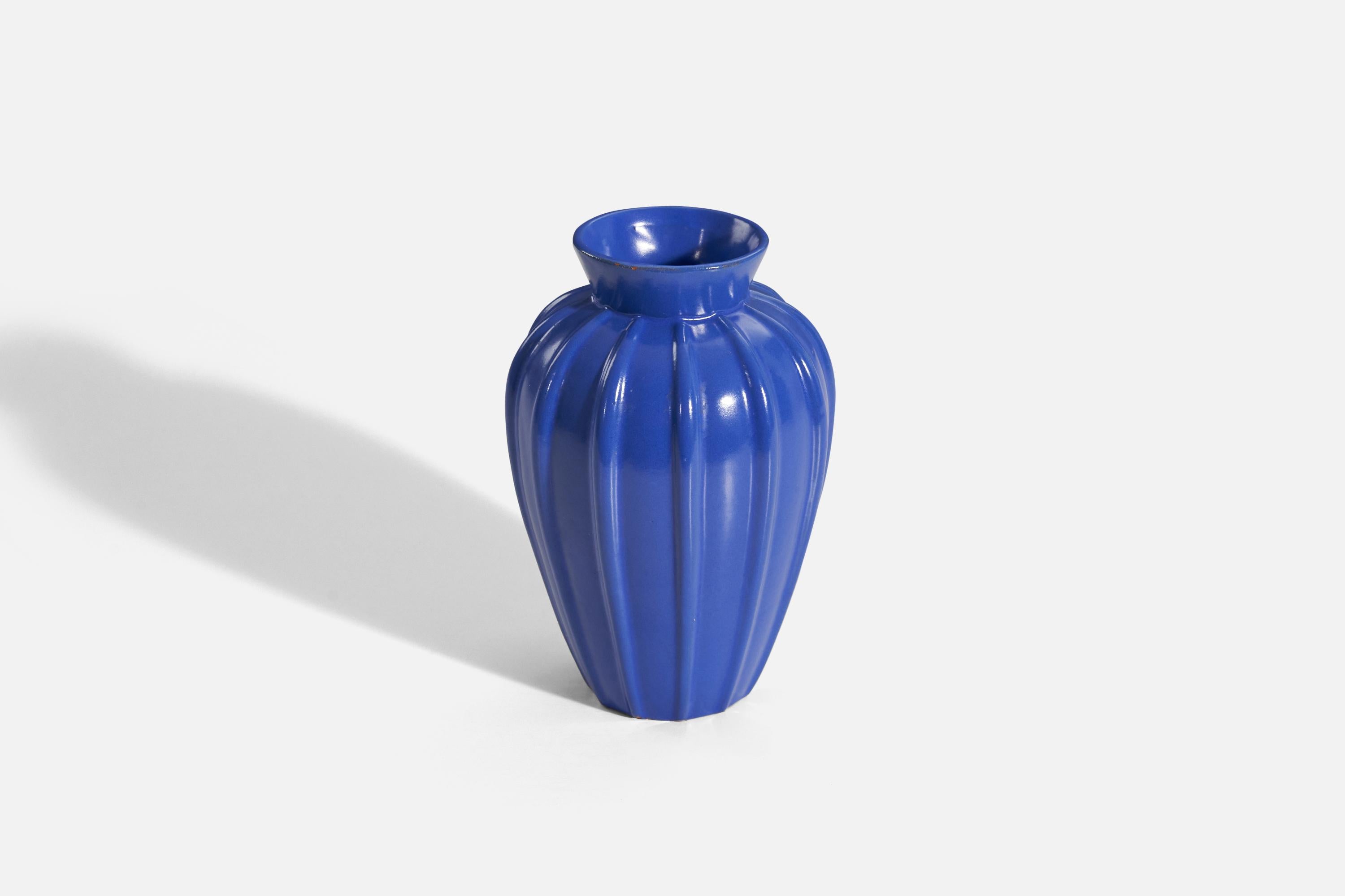 Scandinave moderne Vase de Upsala-Ekeby, faïence émaillée bleue, Suède, années 1940 en vente