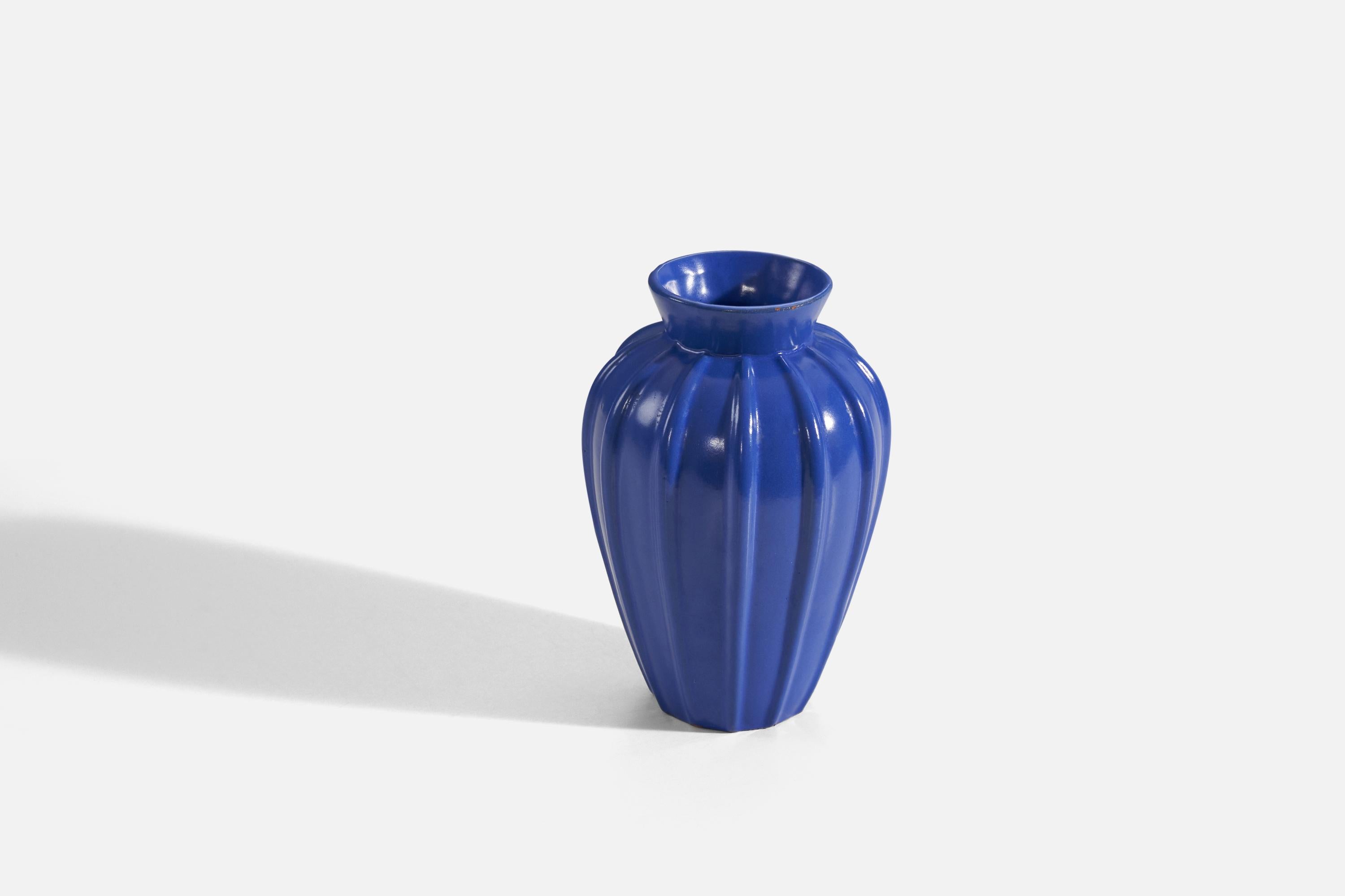 Vase de Upsala-Ekeby, faïence émaillée bleue, Suède, années 1940 Bon état - En vente à High Point, NC