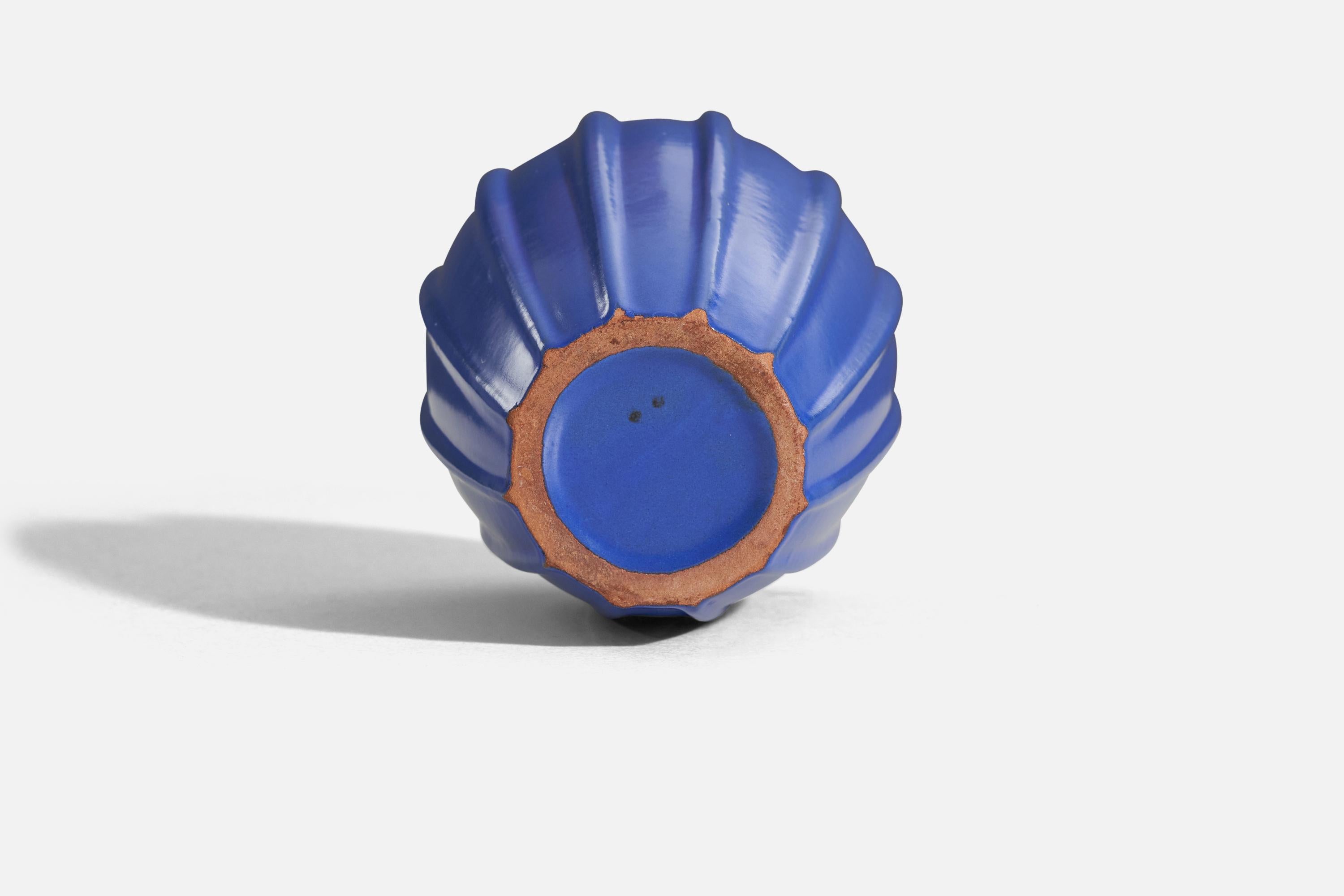 Milieu du XXe siècle Vase de Upsala-Ekeby, faïence émaillée bleue, Suède, années 1940 en vente