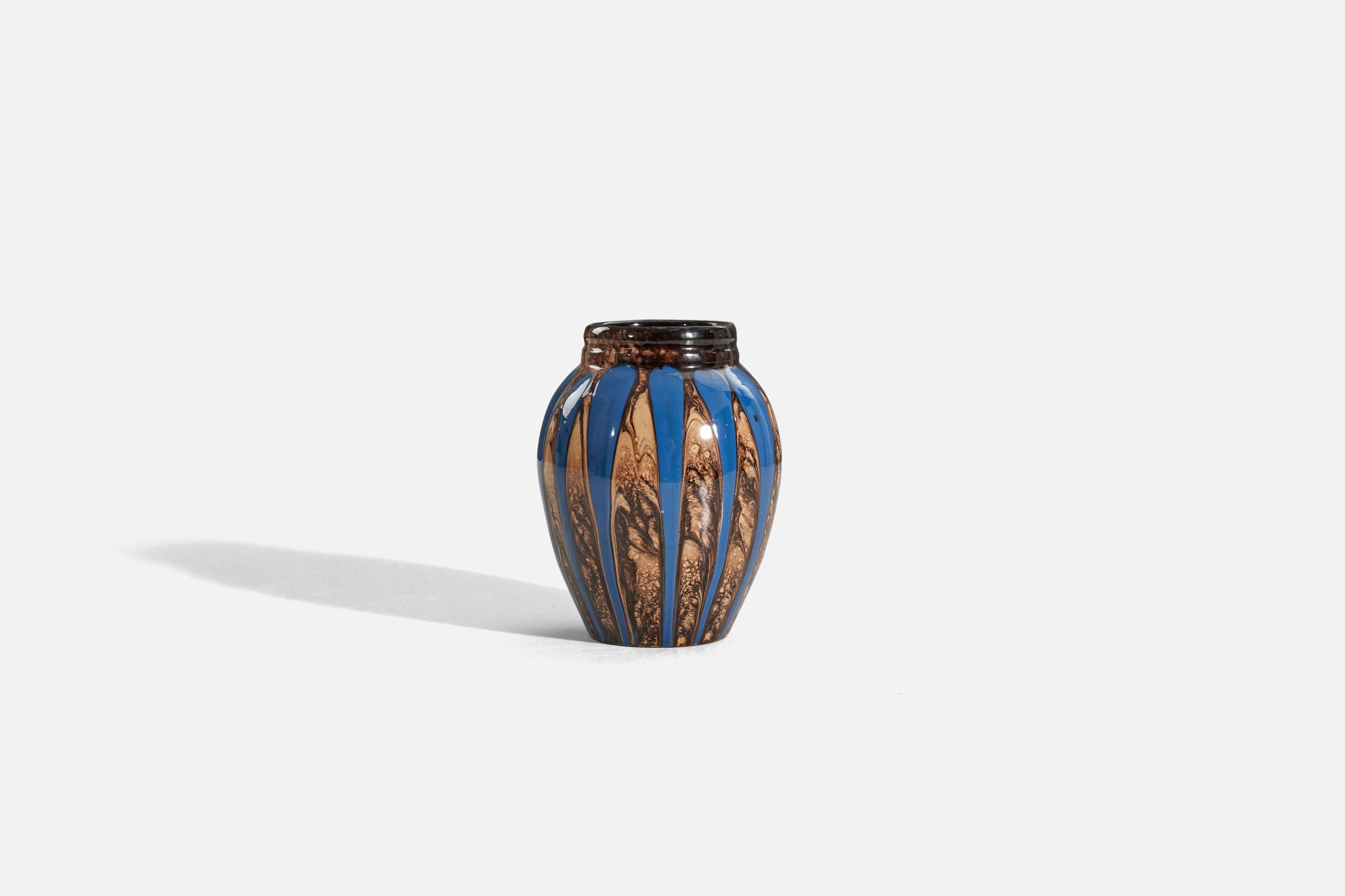 Vase aus braunem und blau glasiertem Steingut, entworfen und hergestellt von Upsala-Ekeby, Schweden, ca. 1930er Jahre.
 