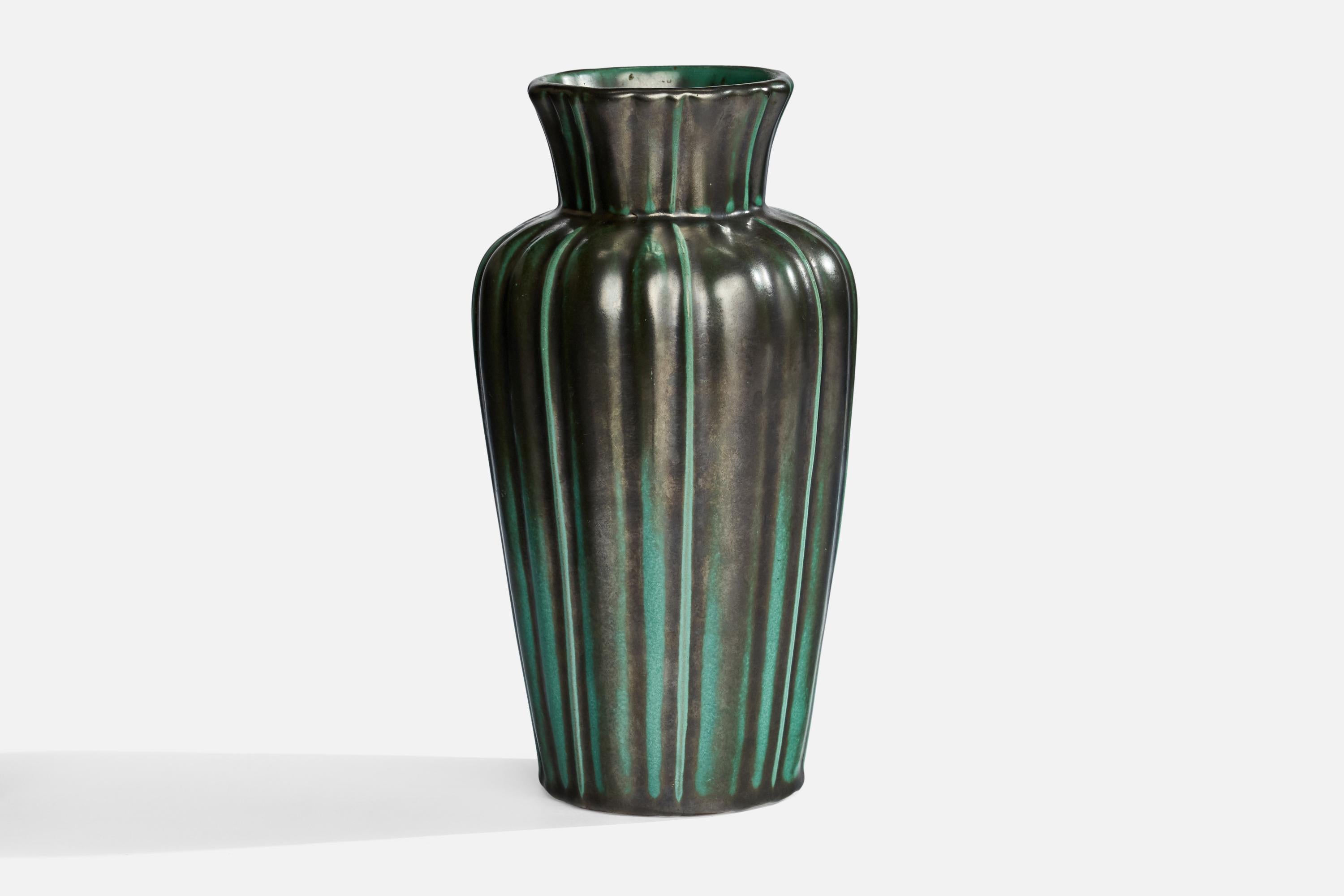 Vase en faïence cannelée à vernis vert conçu et produit par Upsala Ekeby, Suède, années 1930.