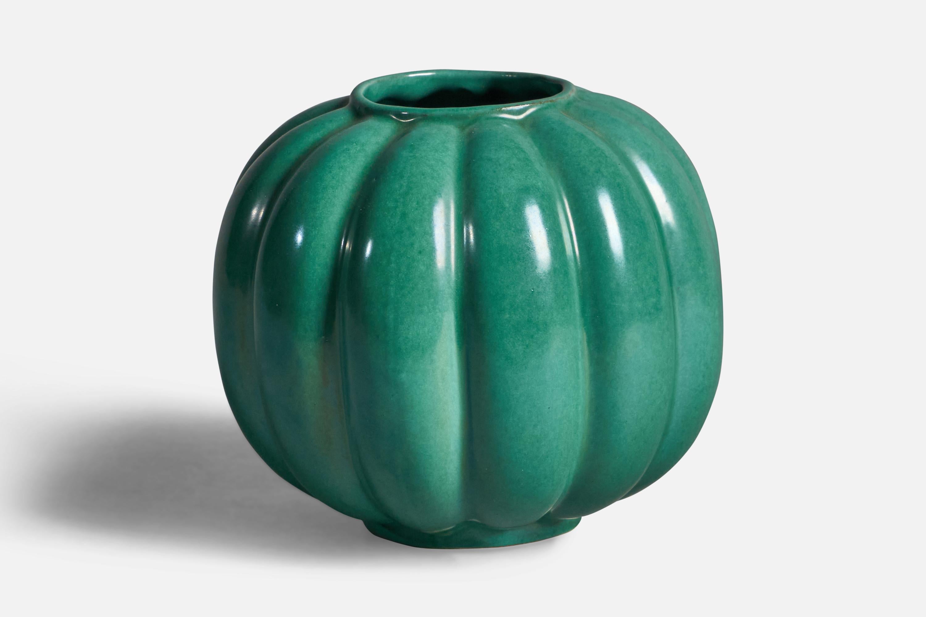 Vase cannelé en faïence émaillée verte, conçu et produit par Upsala Ekeby, Suède, années 1930.