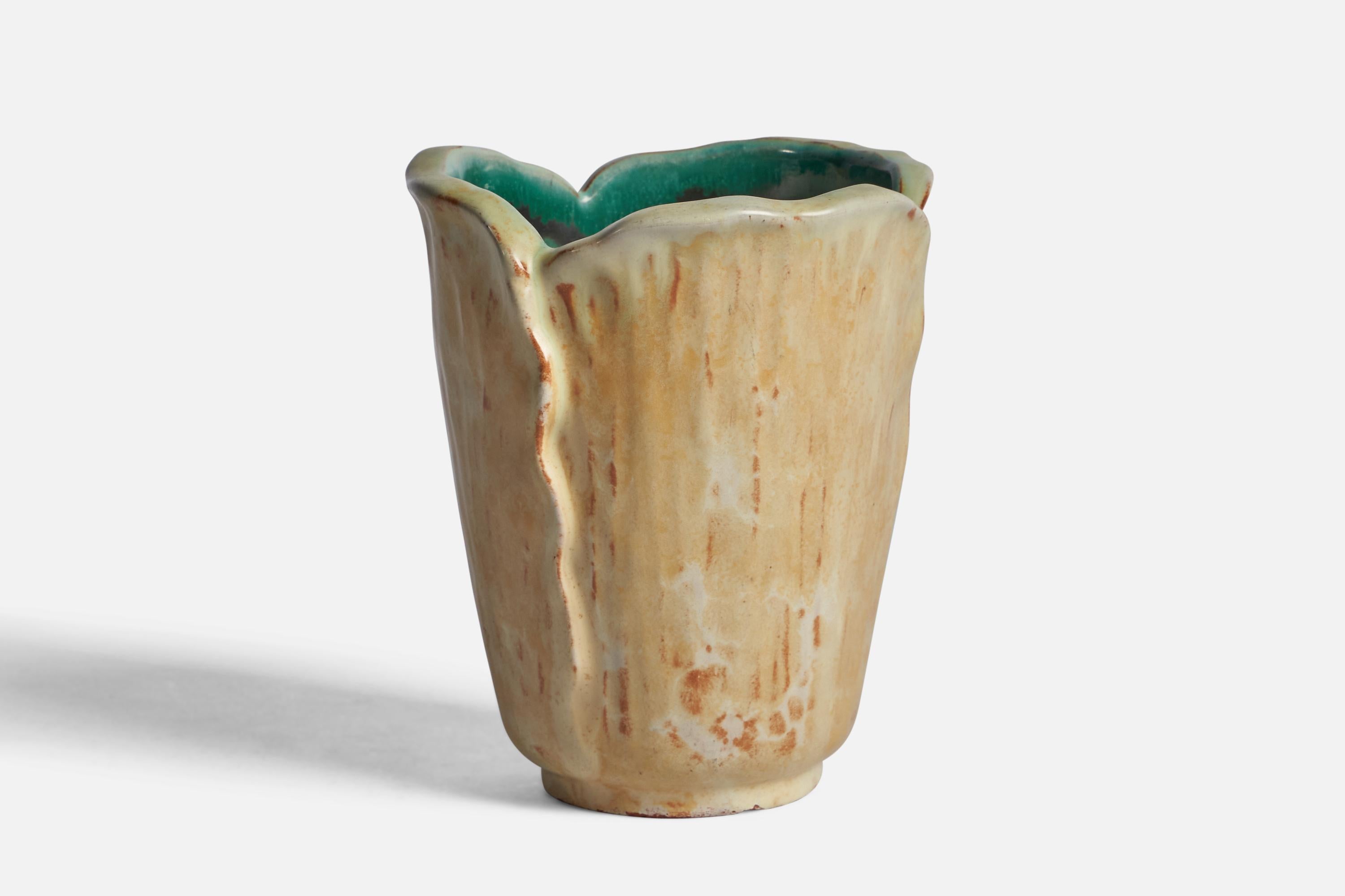 Vaso in terracotta laccata beige e verde disegnato e prodotto da Upsala Ekeby, Svezia, anni '30.

Timbro 