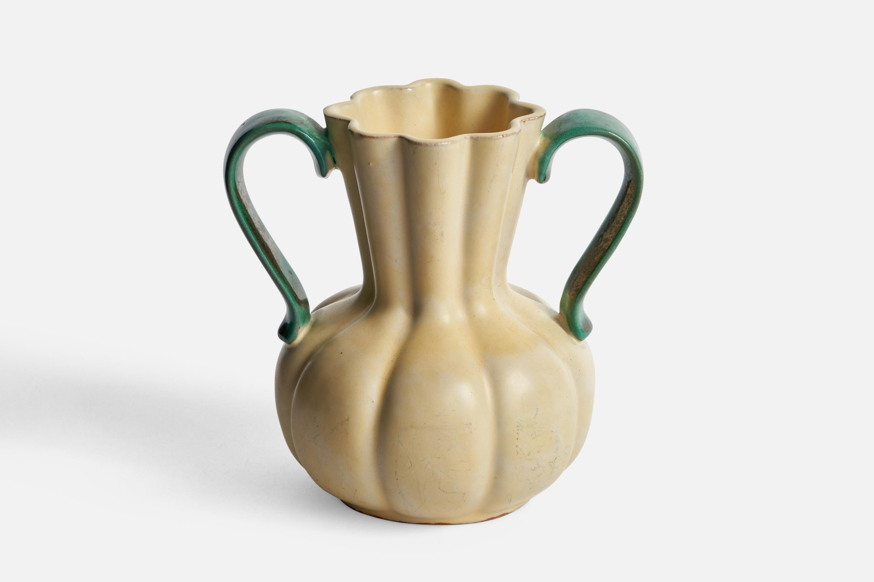 Eine cremeweiße und grün glasierte kannelierte Vase, entworfen und hergestellt von Upsala Ekeby, Schweden, 1930er Jahre.