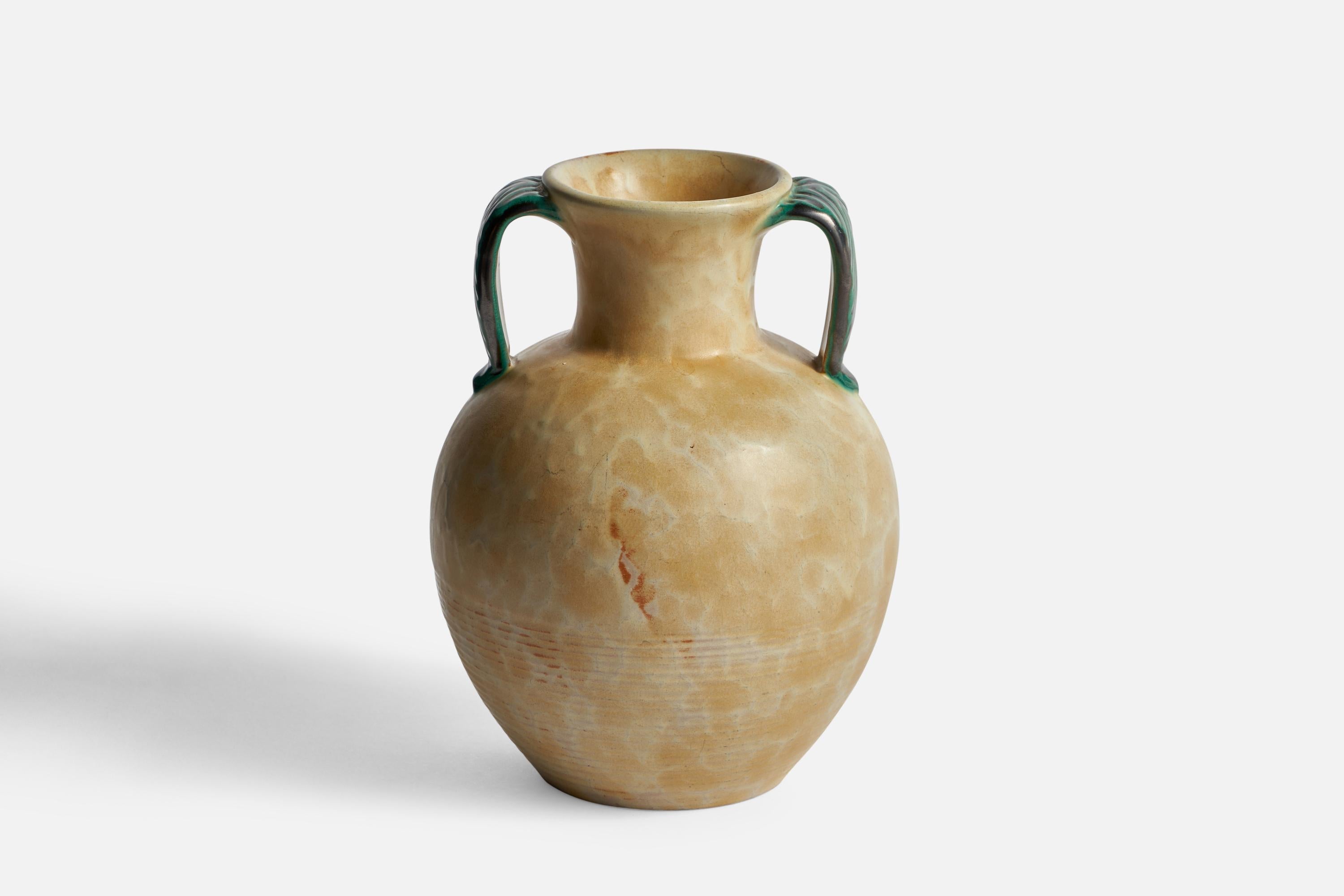 Vaso in terracotta smaltata verde e beige disegnato e prodotto da Upsala Ekeby, Svezia, anni '30.