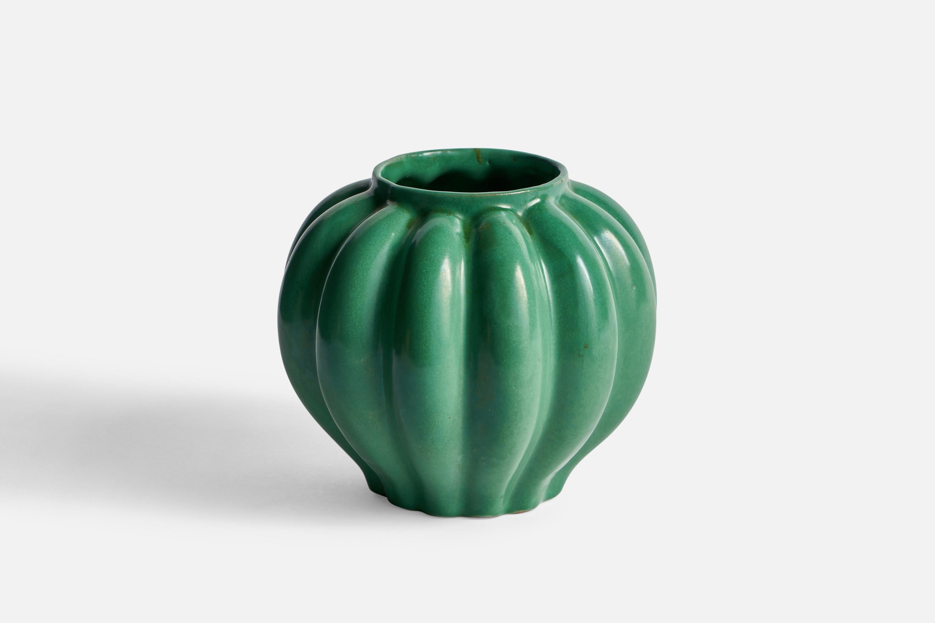 Vase en faïence cannelée à vernis vert conçu et produit par Upsala Ekeby, Suède, années 1930.