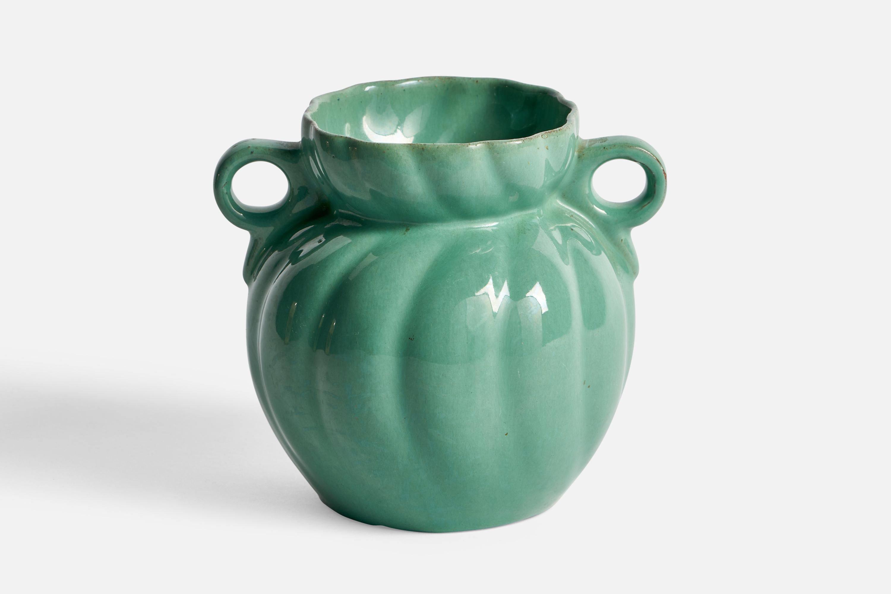 Eine Vase aus grün glasiertem Steingut, entworfen und hergestellt in Schweden, 1930er Jahre.