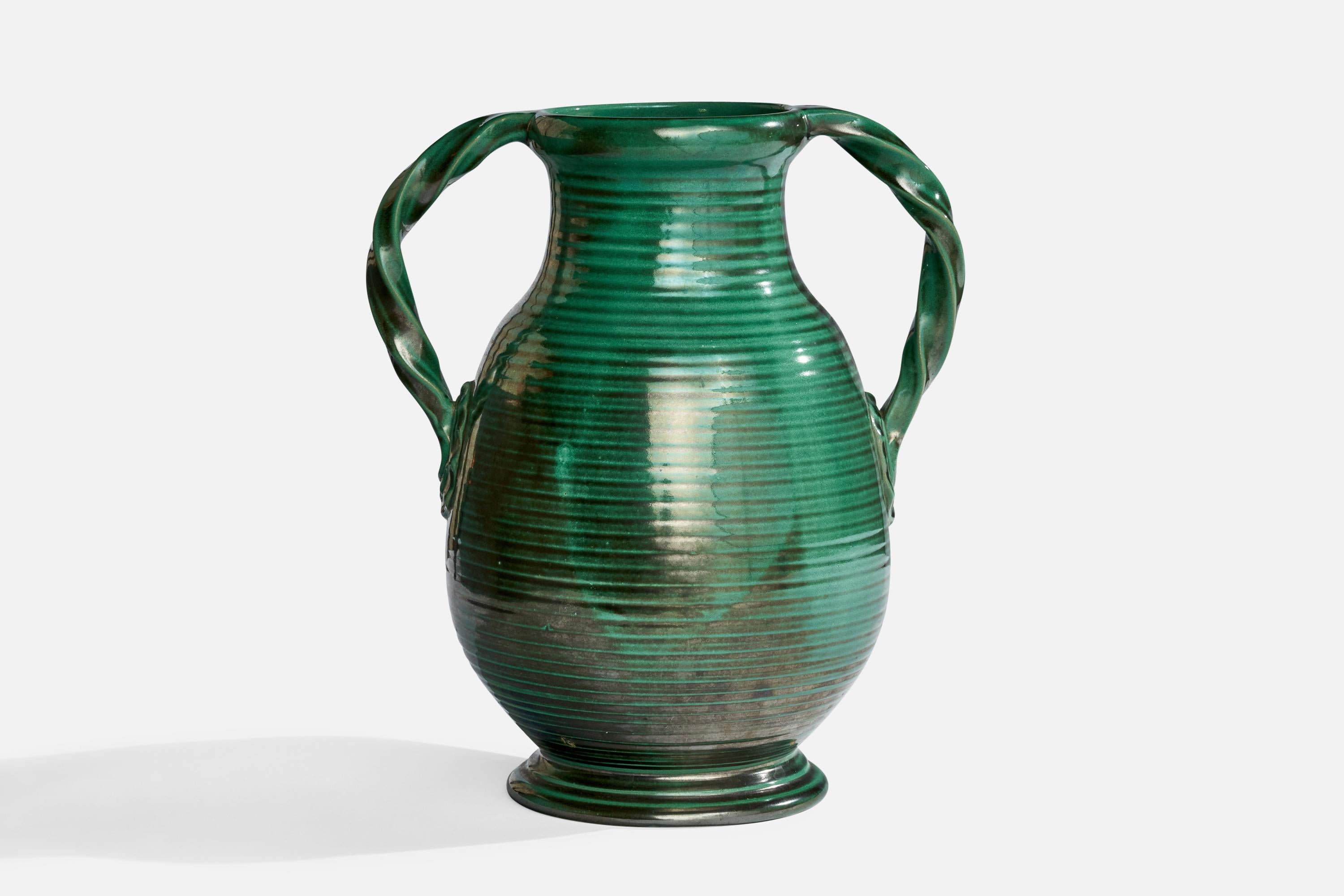 Eine große grün glasierte Vase, entworfen und hergestellt von Upsala Ekeby, Schweden, 1930er Jahre.
