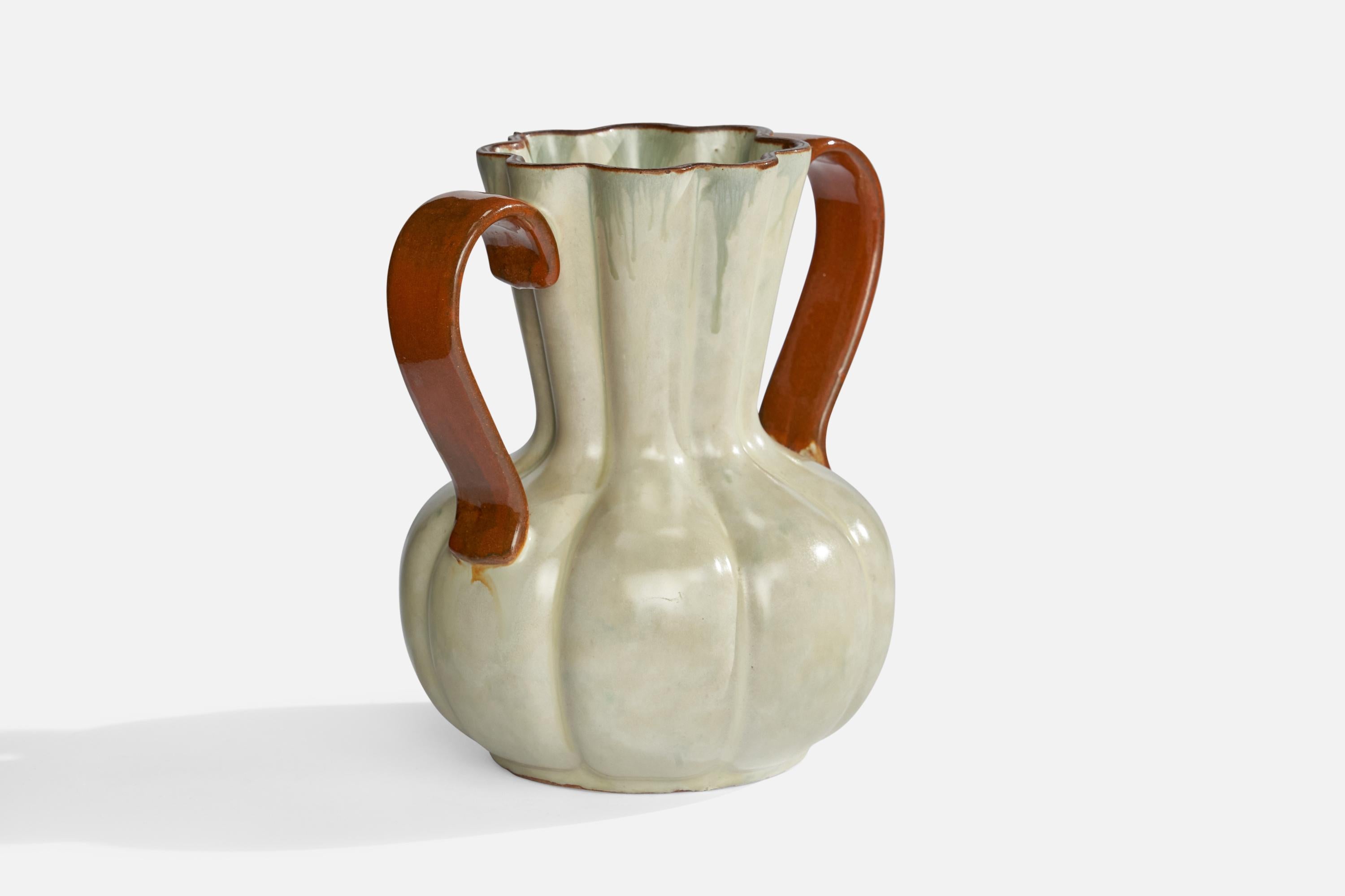 Vase en faïence beige et orange conçu et produit par Upsala Ekeby, Suède, années 1930.