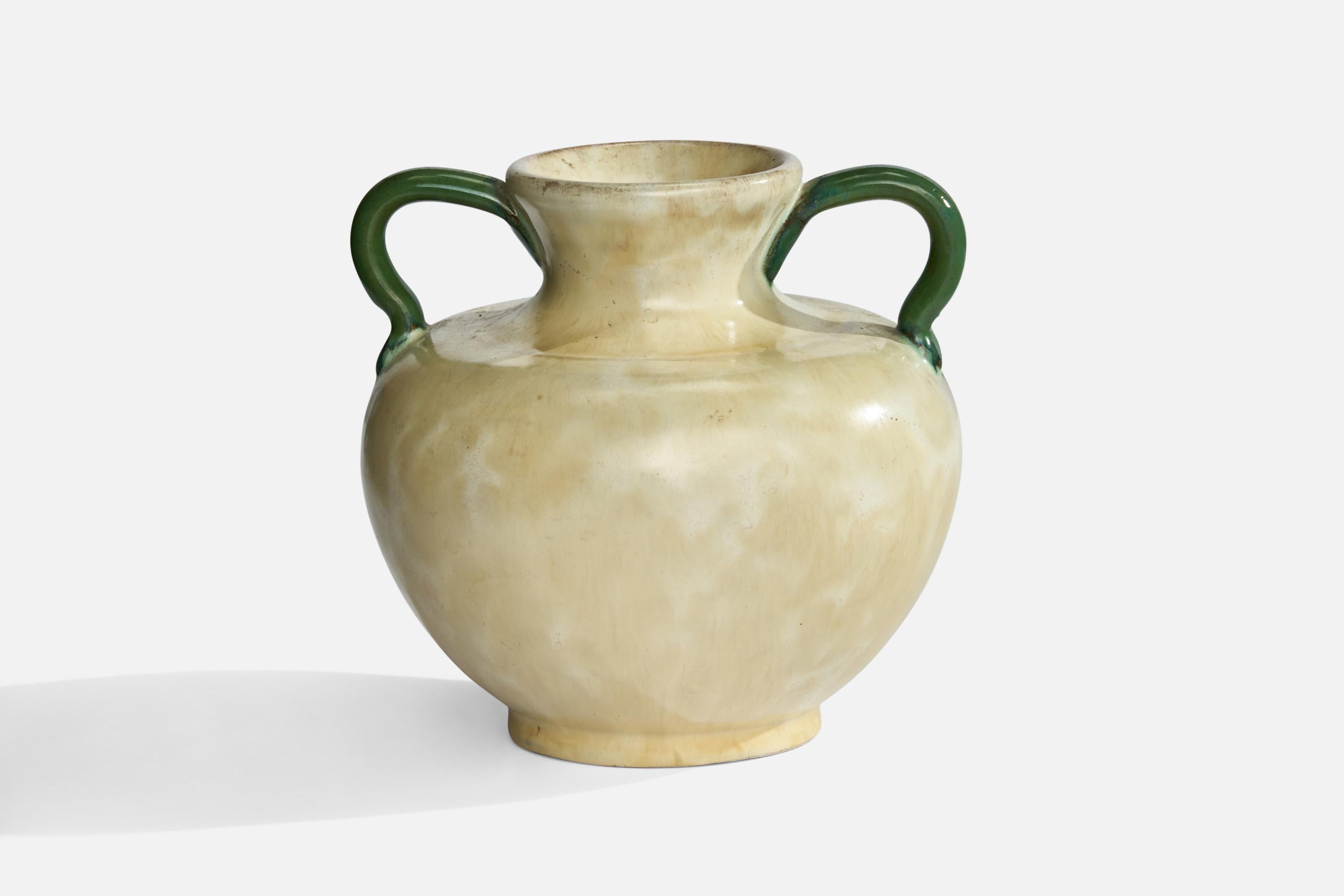 Vase en faïence beige et verte conçu et produit par Upsala Ekeby, Suède, années 1930.