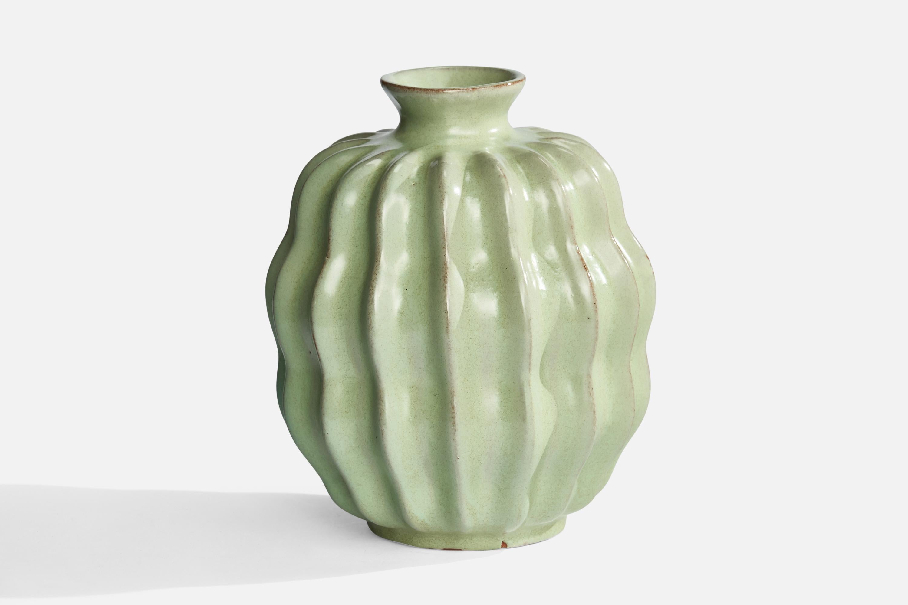 Vase aus grün glasiertem Steingut, entworfen und hergestellt von Upsala Ekeby, Schweden, 1930er Jahre.