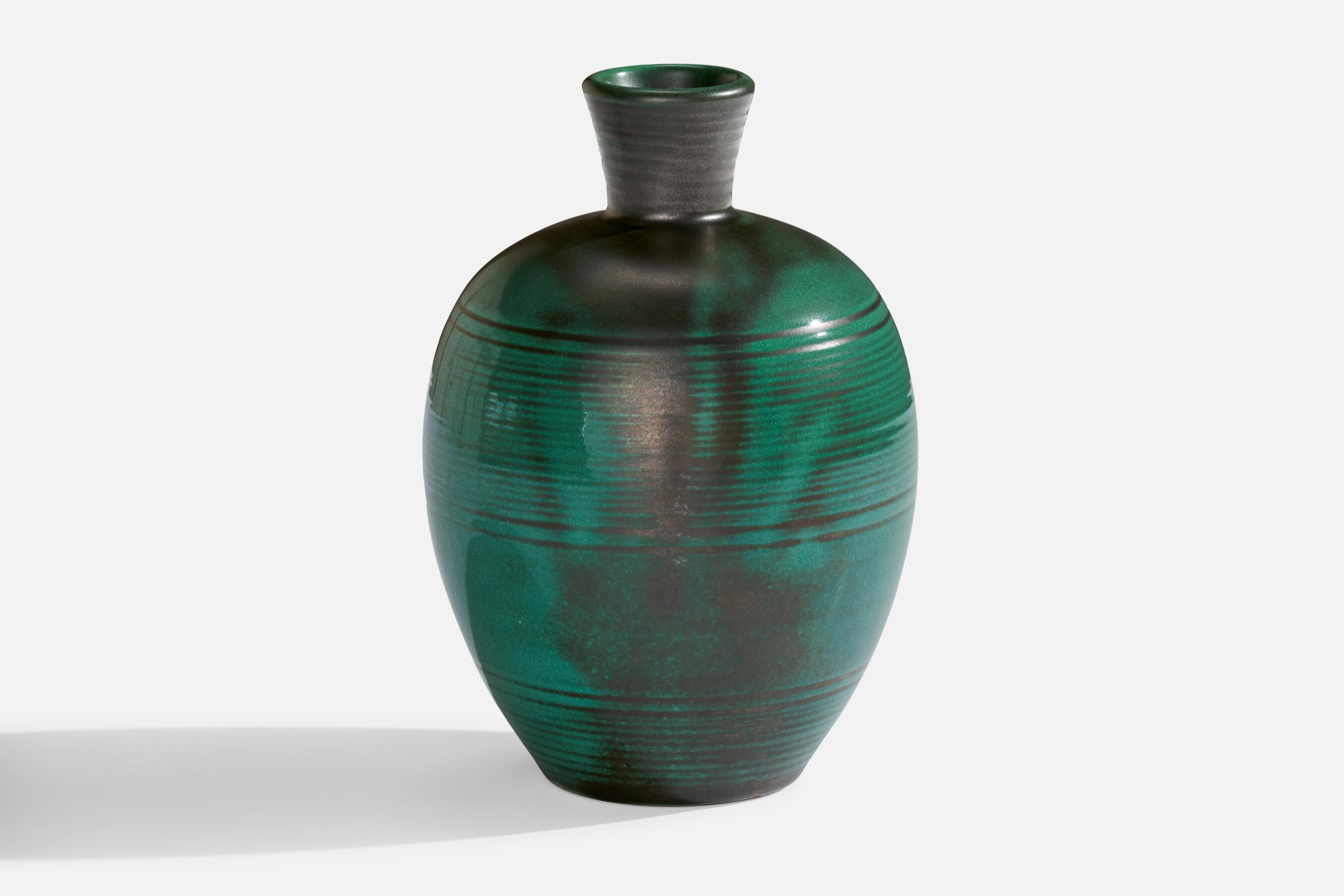 Vase en faïence émaillée verte conçu et produit par Upsala Ekeby, Suède, années 1930.