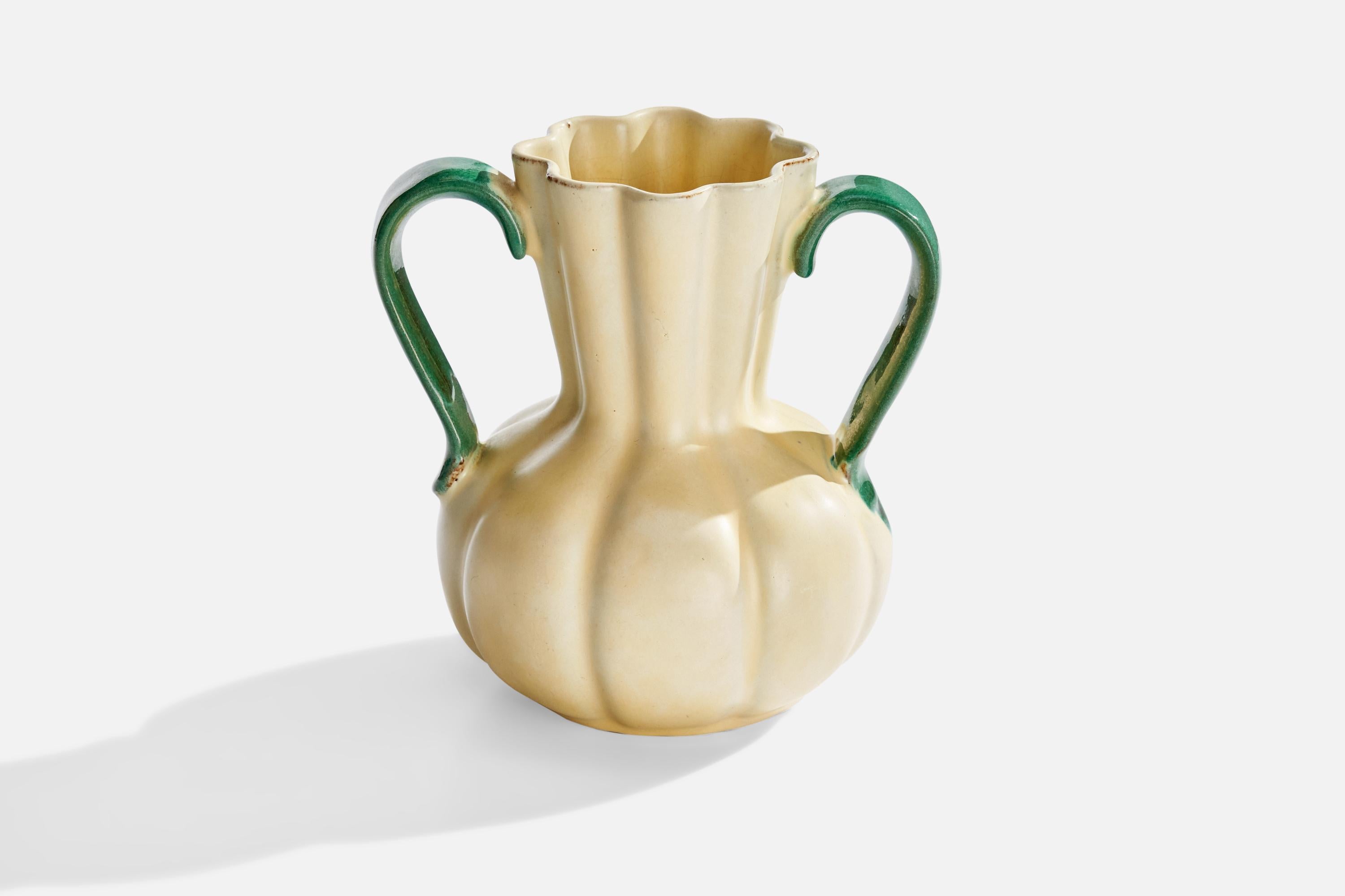 Eine cremefarbene und grün glasierte Vase aus Steingut, entworfen und hergestellt von Upsala Ekeby, Schweden, 1930er Jahre.
