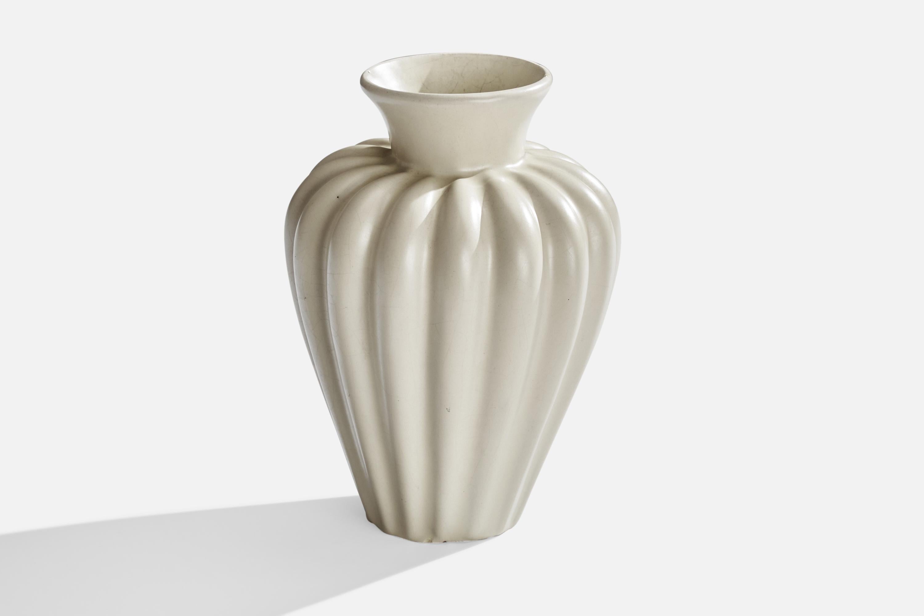 Vase en faïence à vernis blanc cassé conçu et produit par Upsala Ekeby, Suède, années 1930.