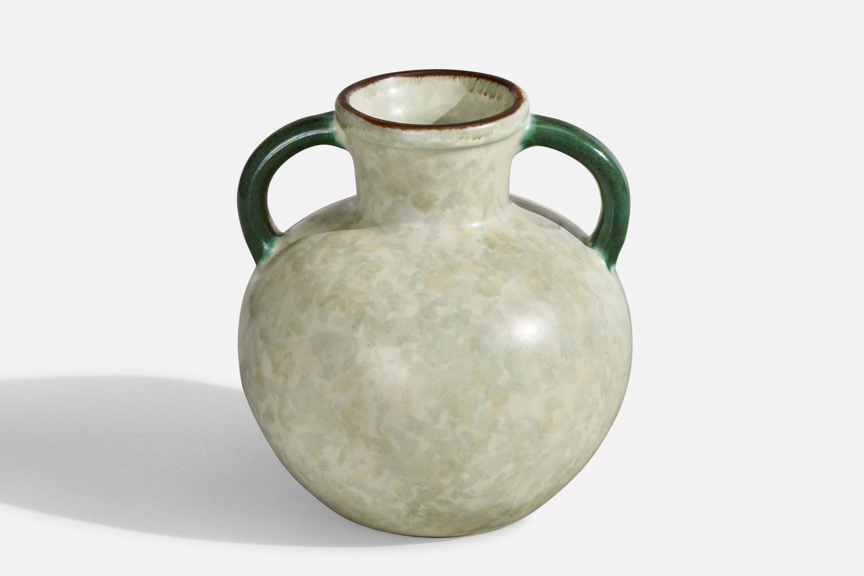 Vaso in terracotta smaltata beige e verde disegnato e prodotto da Upsala Ekeby, Svezia, anni '1930.
