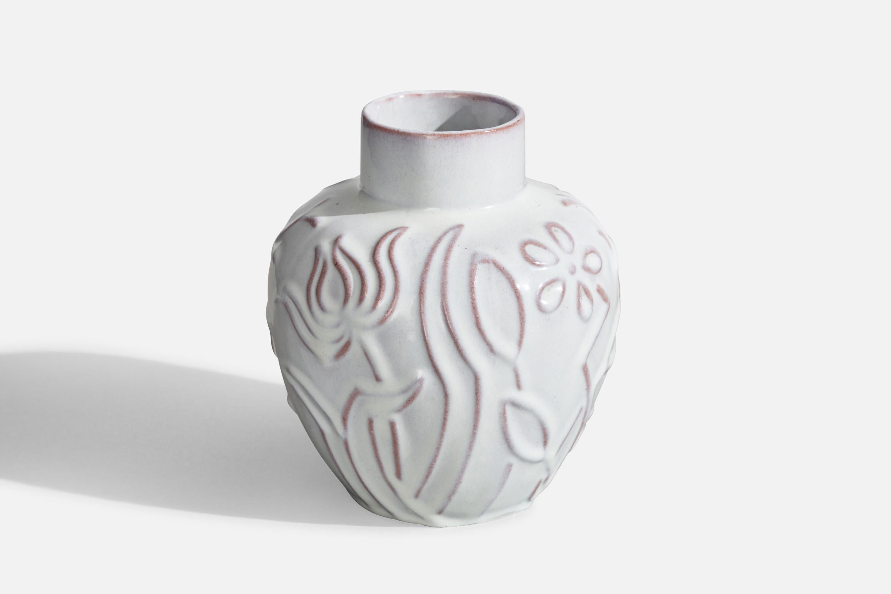 Vase en faïence à glaçure blanche conçu et produit par Upsala Ekeby, Suède, années 1930.
