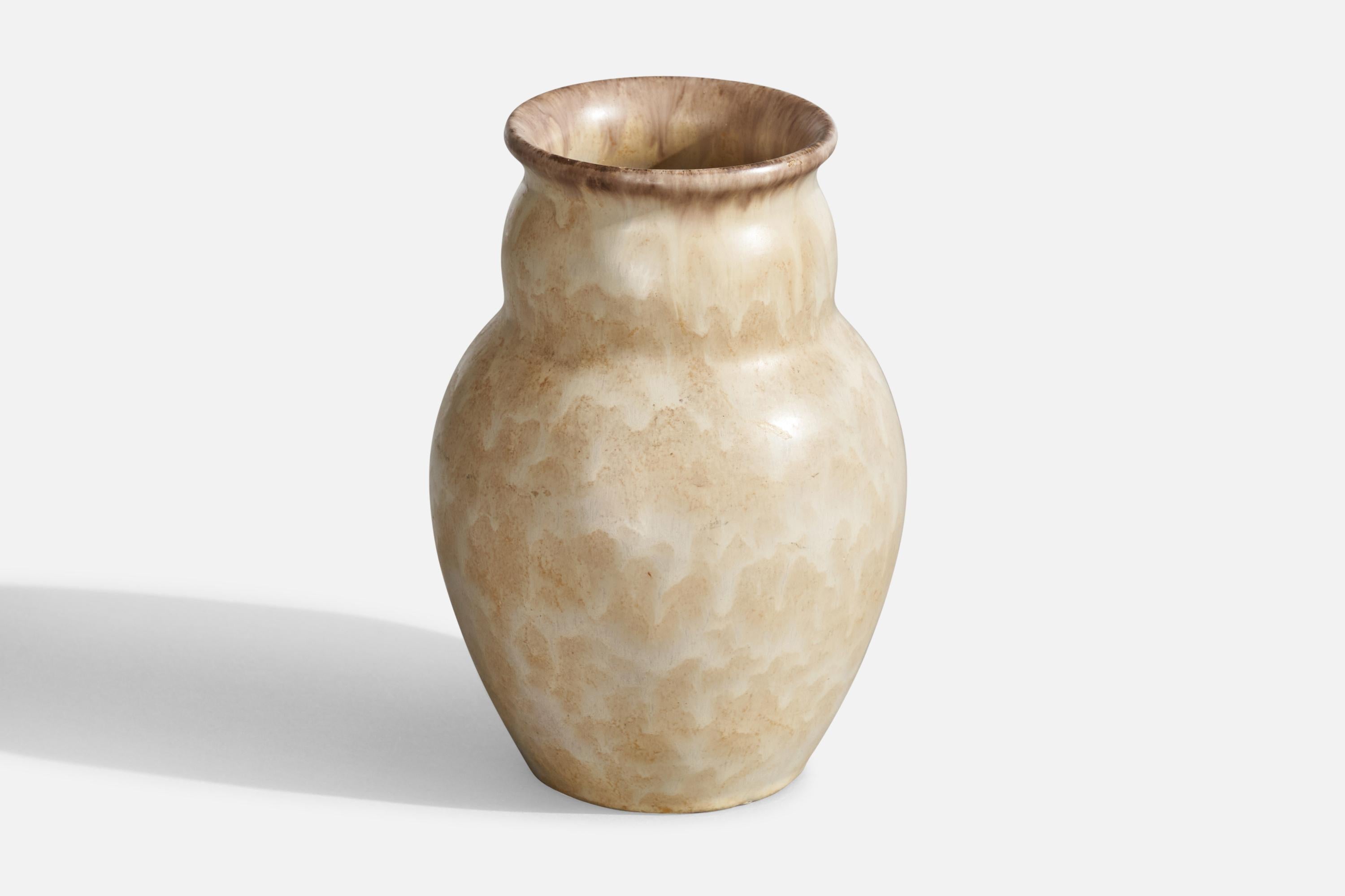 Vaso in terracotta smaltata beige disegnato e prodotto da Upsala Ekeby, Svezia, anni '30.
