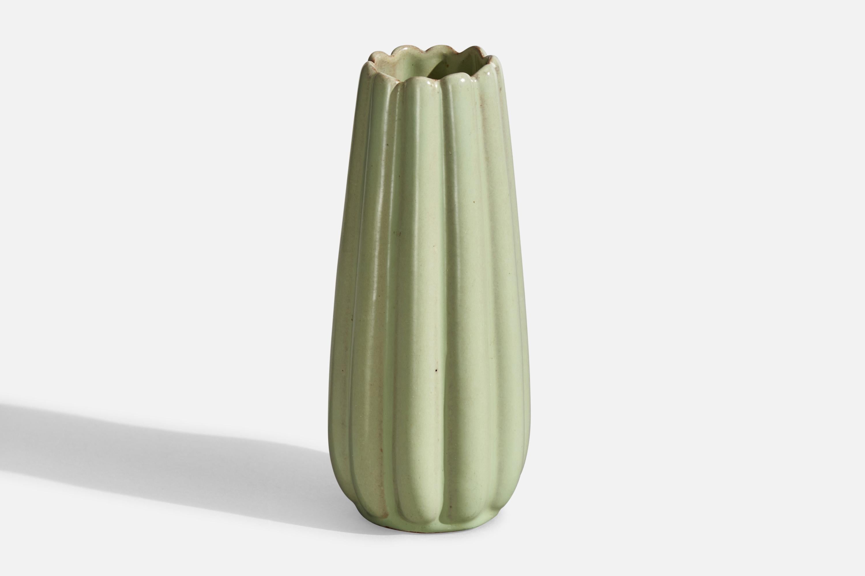 Vaso in terracotta smaltata verde progettato e prodotto da Upsala Ekeby, Svezia, anni '1930.
