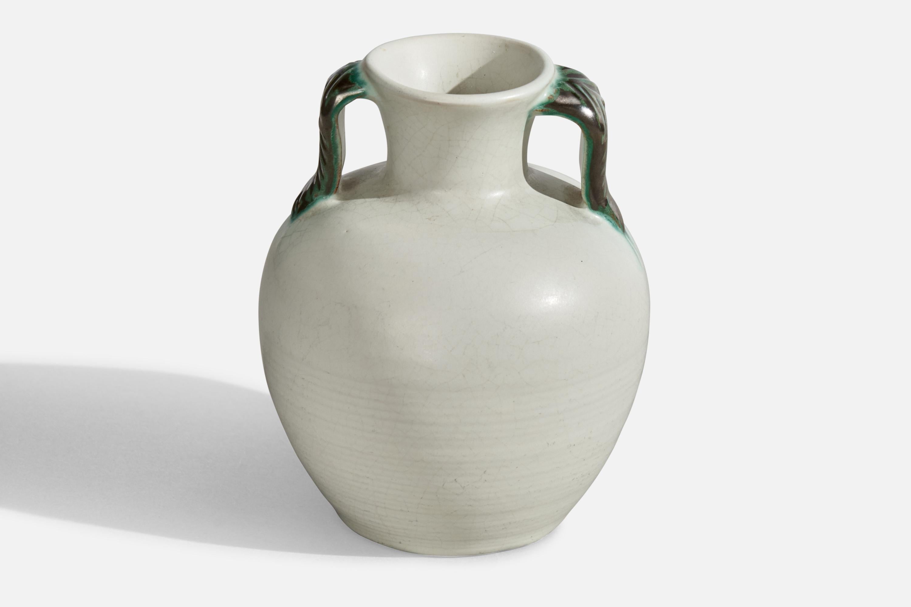Vaso di terracotta smaltata bianca e verde progettato e prodotto da Upsala Ekeby, Svezia, anni '30.
