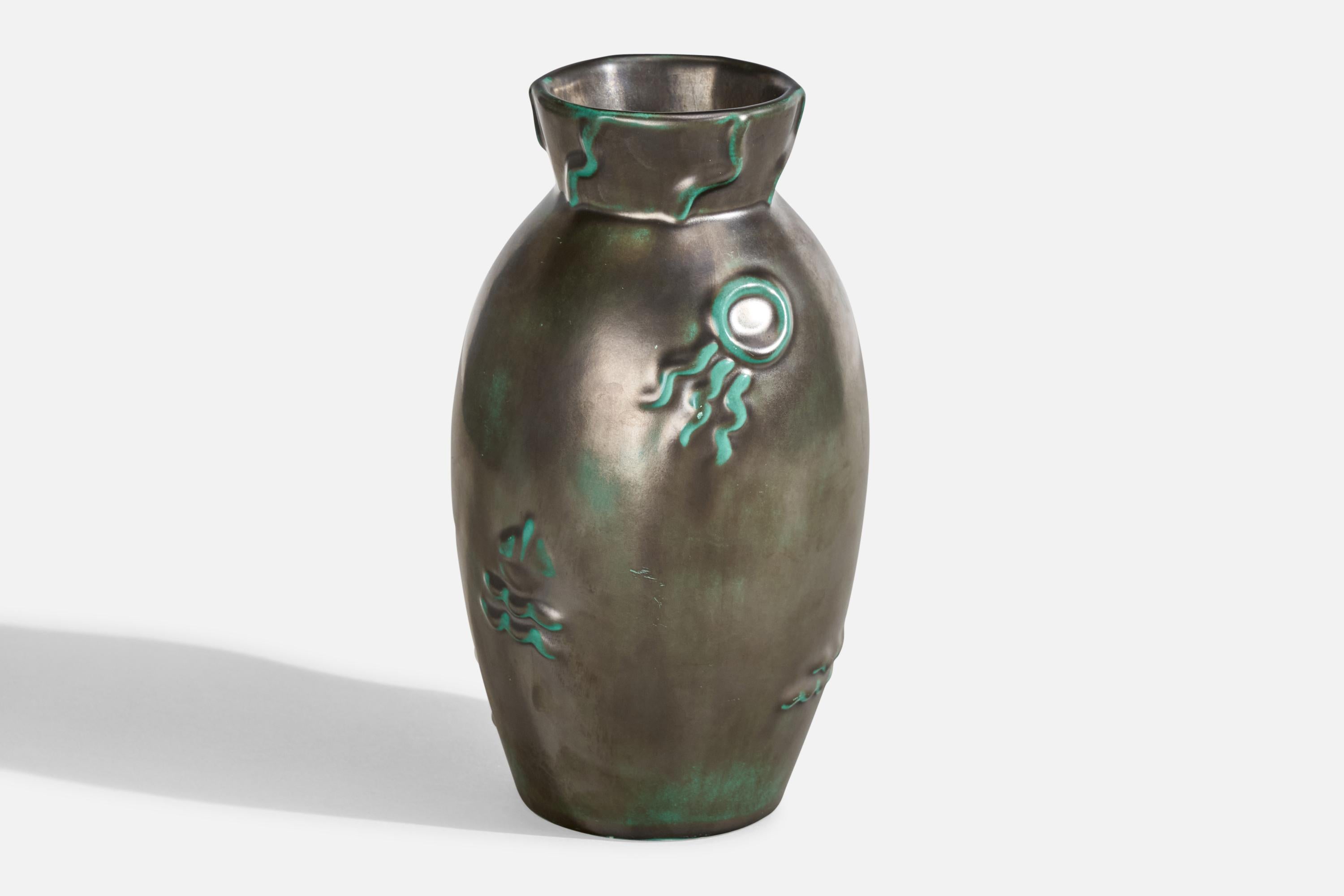 Vase en faïence émaillée verte conçu et produit par Upsala Ekeby, Suède, années 1930.

Imperfections de la glaçure liées à la production.
