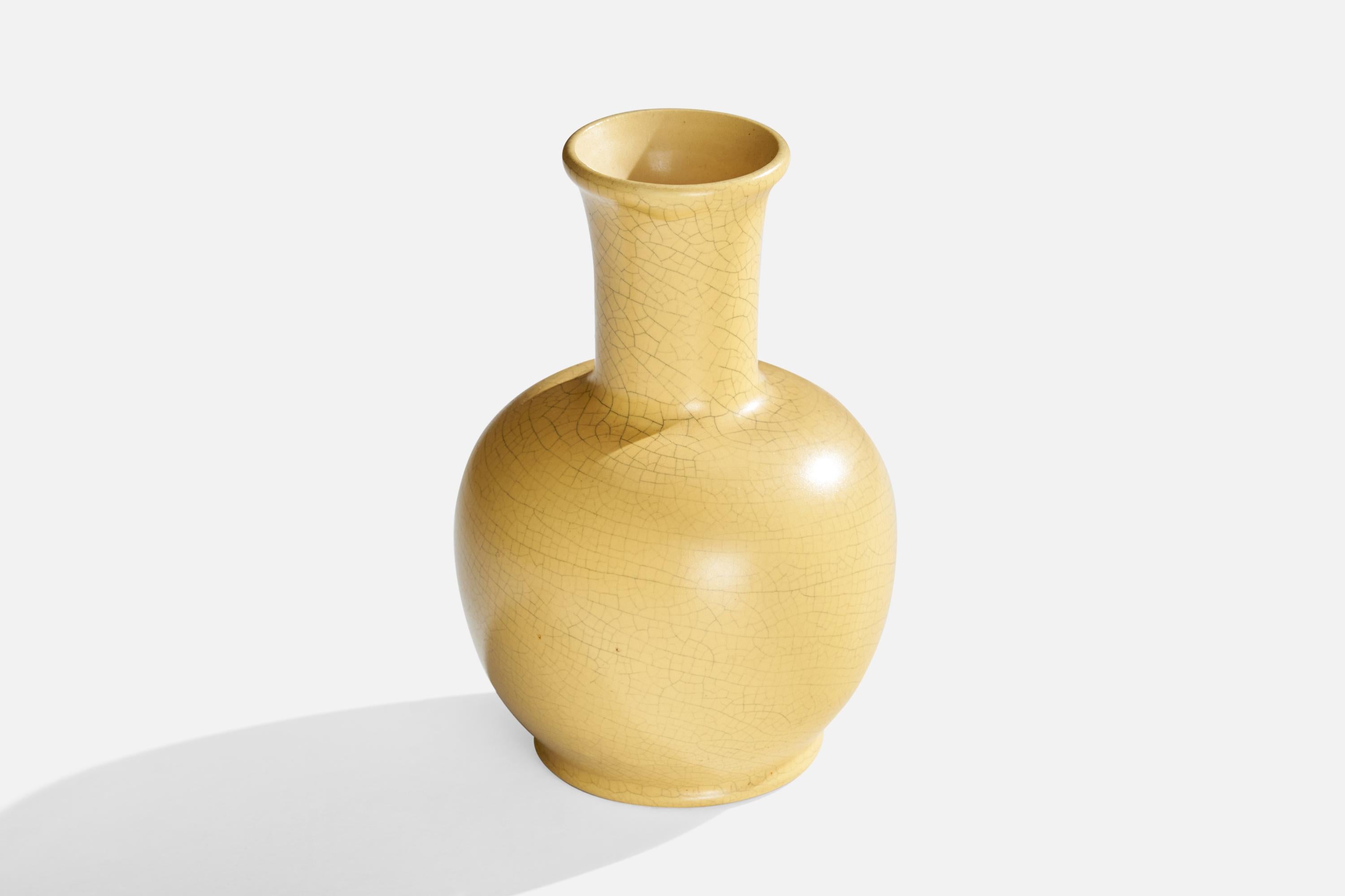 Vaso in terracotta smaltata di colore giallo prodotto da Upsala Ekeby, Svezia, anni '30.


