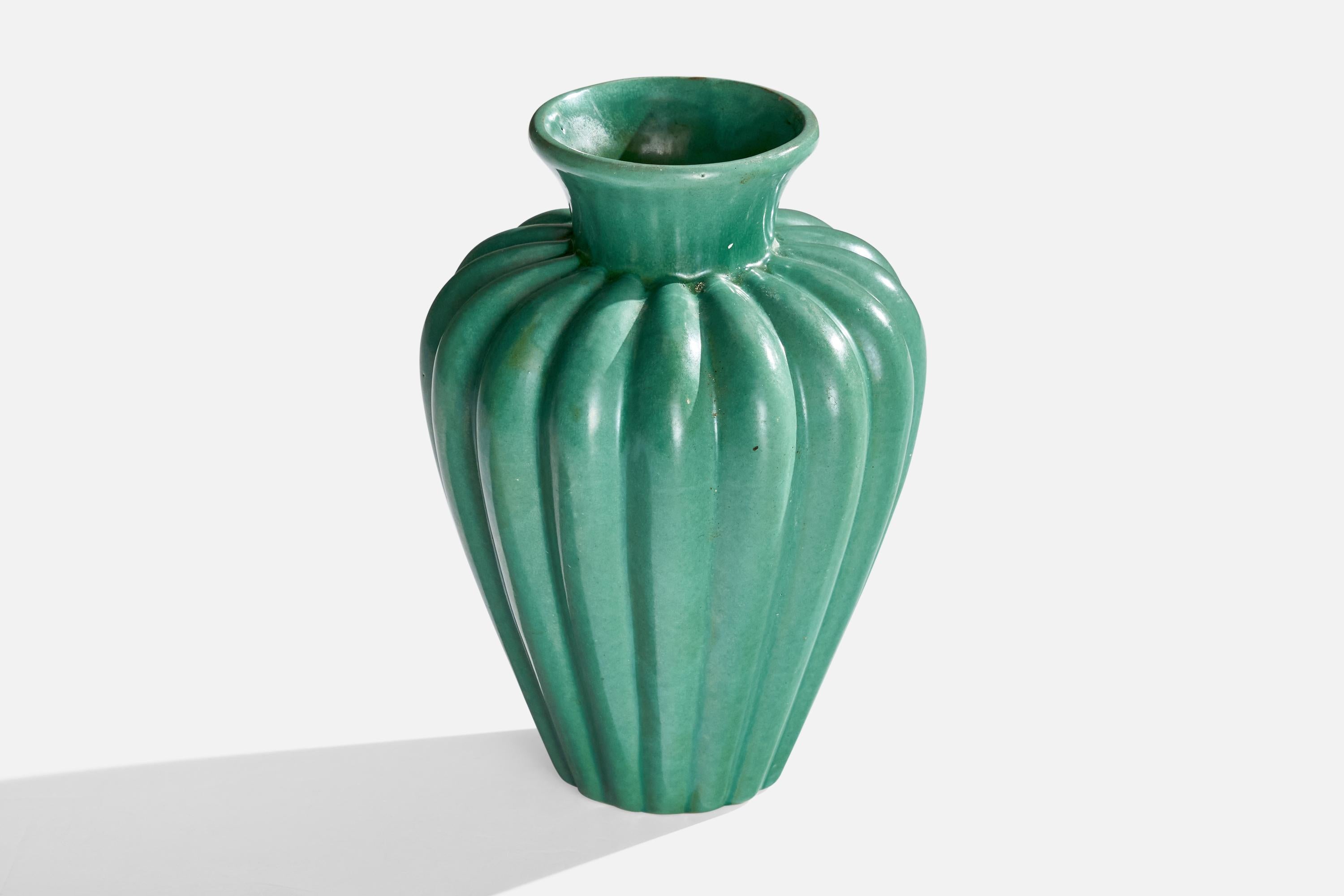 Vaso in terracotta smaltata di colore verde prodotto da Upsala Ekeby, Svezia, anni '30.

