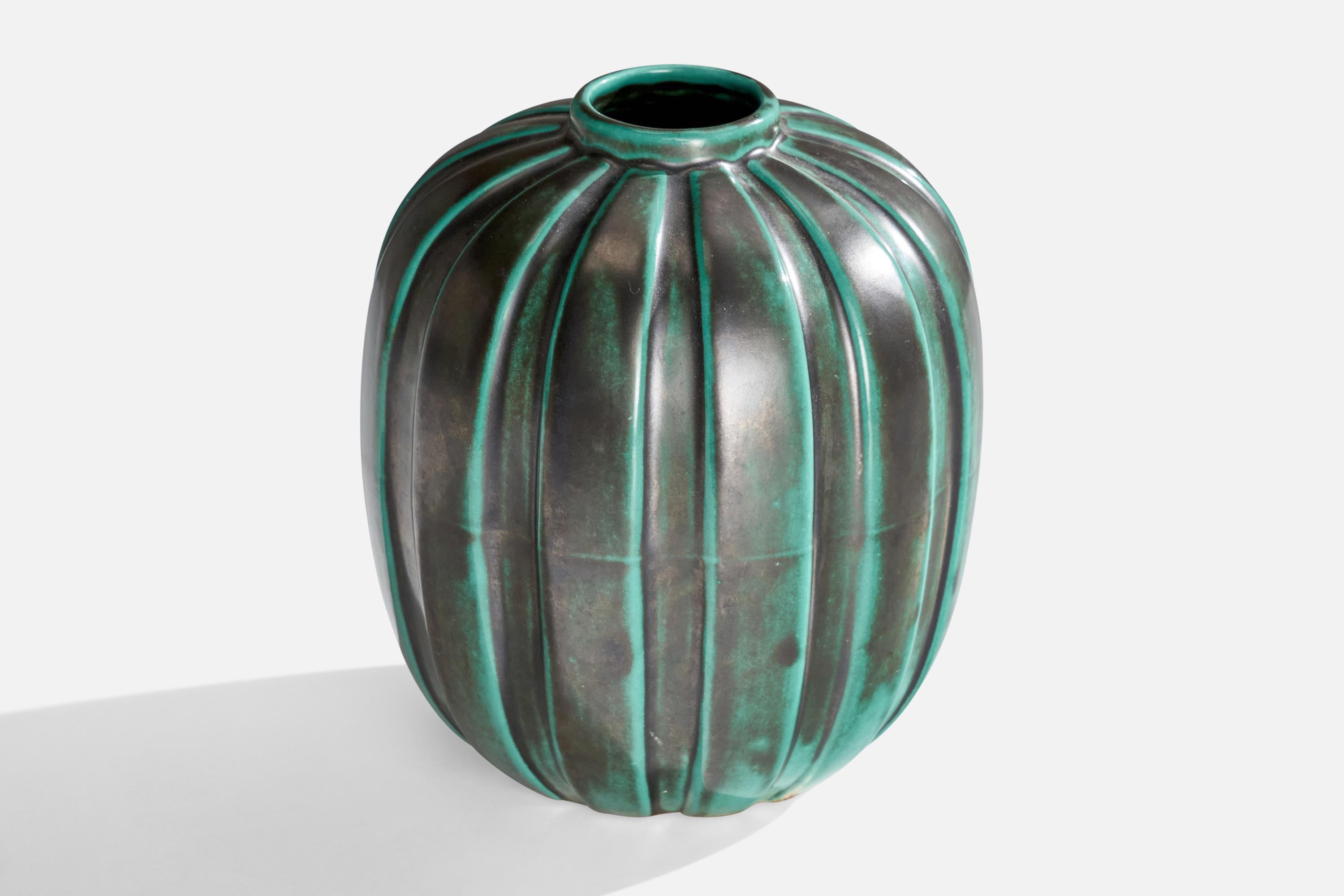 Vaso in terracotta scanalata smaltata di colore verde, progettato e prodotto da Upsala Ekeby, Svezia, anni '30.

