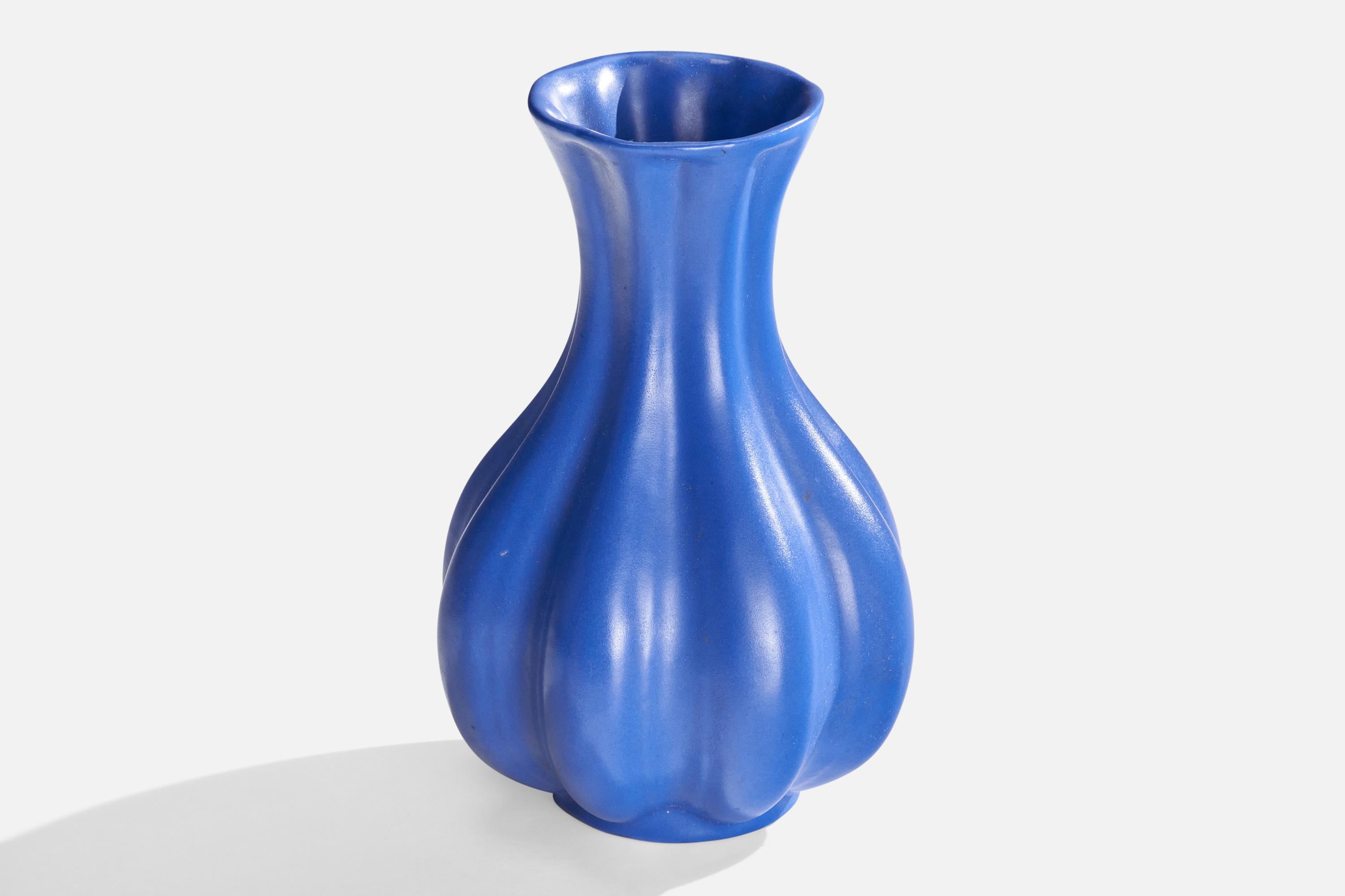 Vaso di terracotta scanalato e smaltato di blu, progettato e prodotto da Upsala Ekeby, Svezia, anni Trenta.

