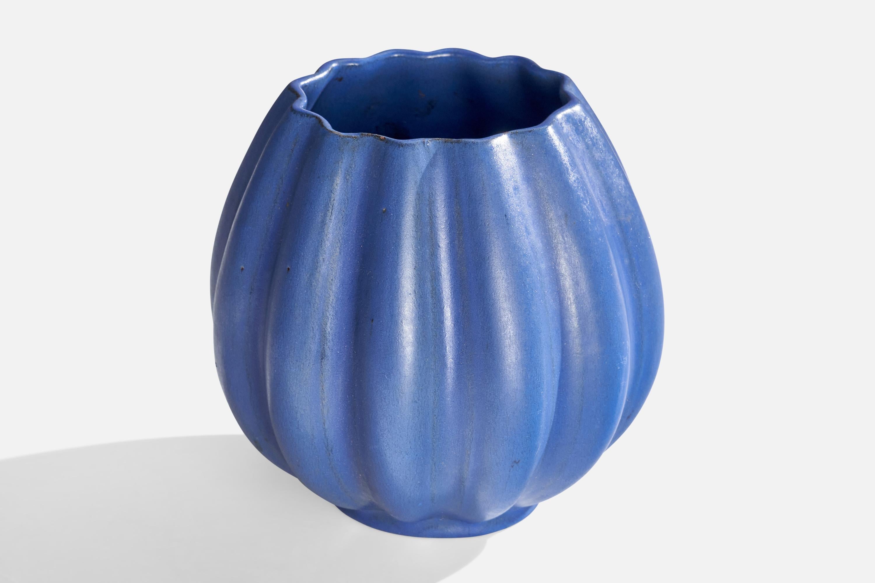 Vaso di terracotta scanalato e smaltato di blu, progettato e prodotto da Upsala Ekeby, Svezia, anni Trenta.

