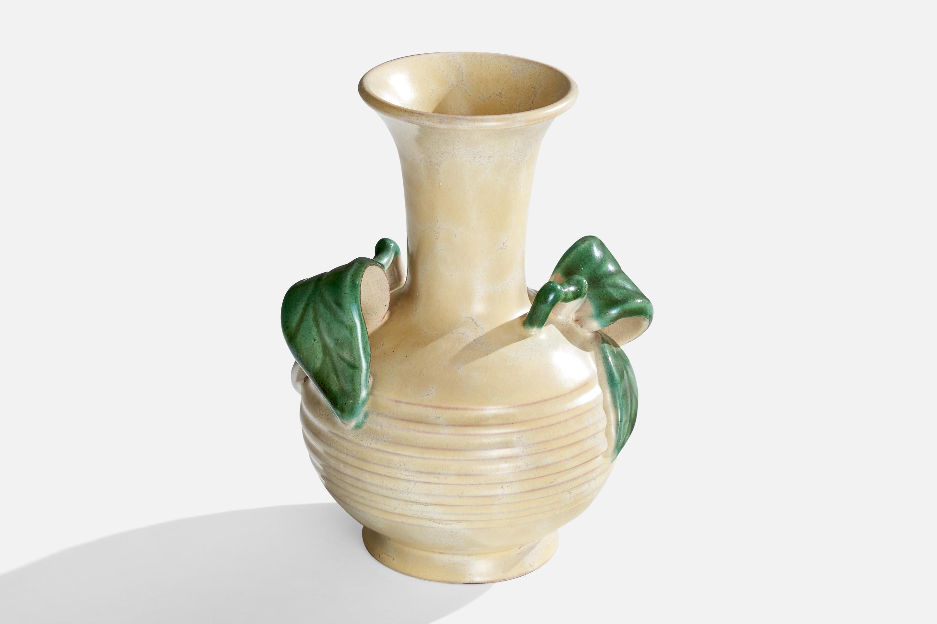 Vase en faïence cannelée blanche et verte conçu et produit par Upsala Ekeby, Suède, années 1930.

