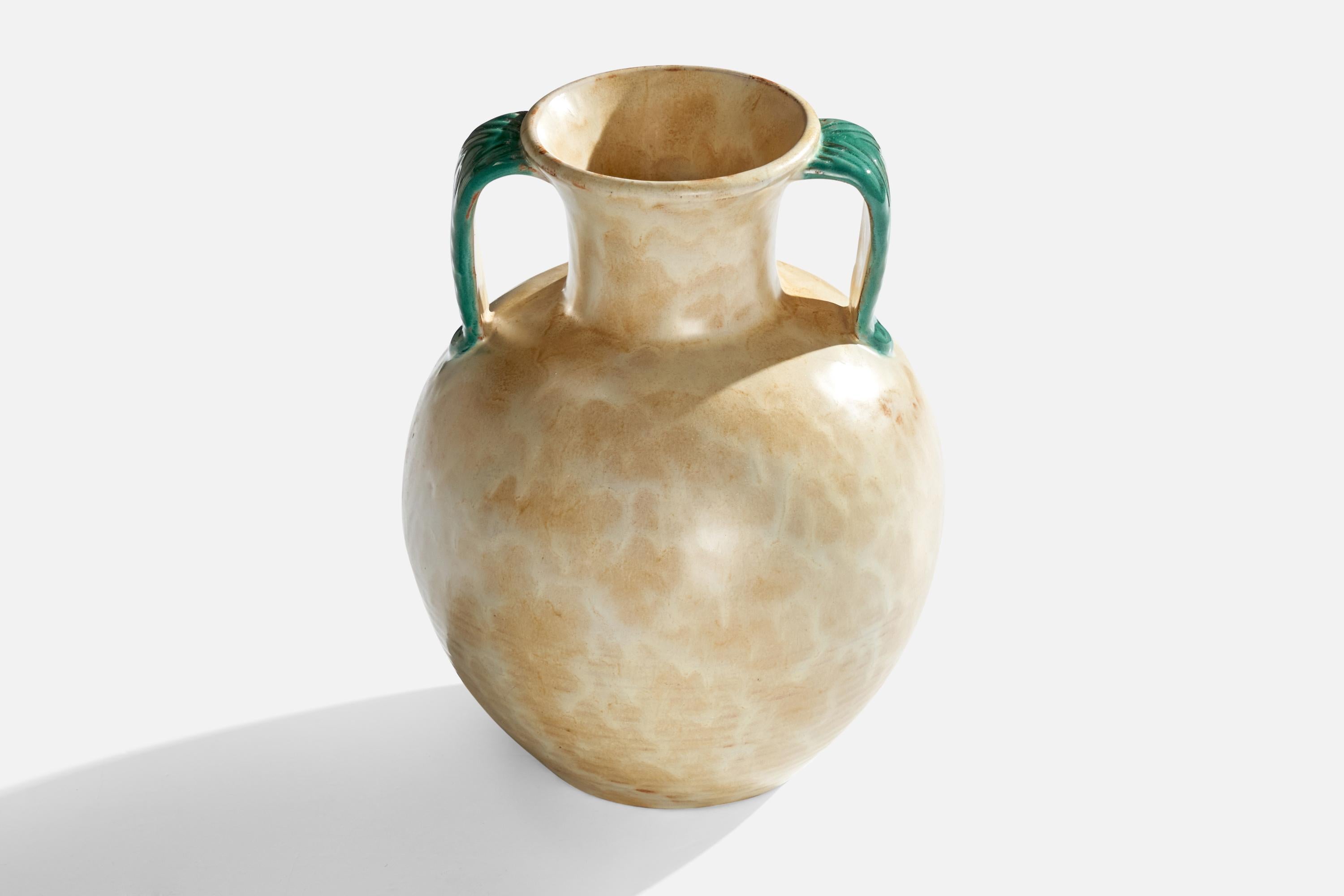 Vase en faïence beige et verte conçu et produit par Upsala Ekeby, Suède, années 1930.