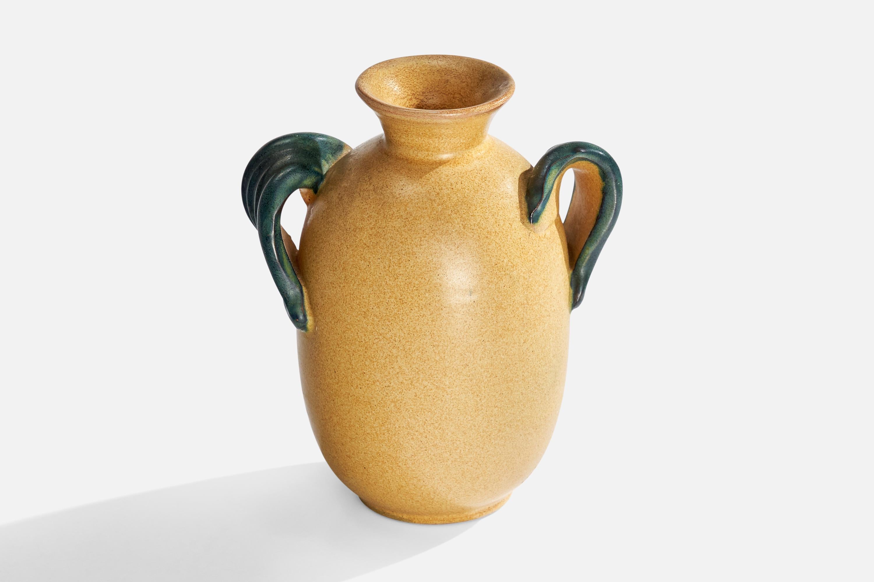 Vaso in terracotta verde e smaltata di colore beige progettato e prodotto da Upsala Ekeby, Svezia, anni '30.

Dimensioni: 5,625