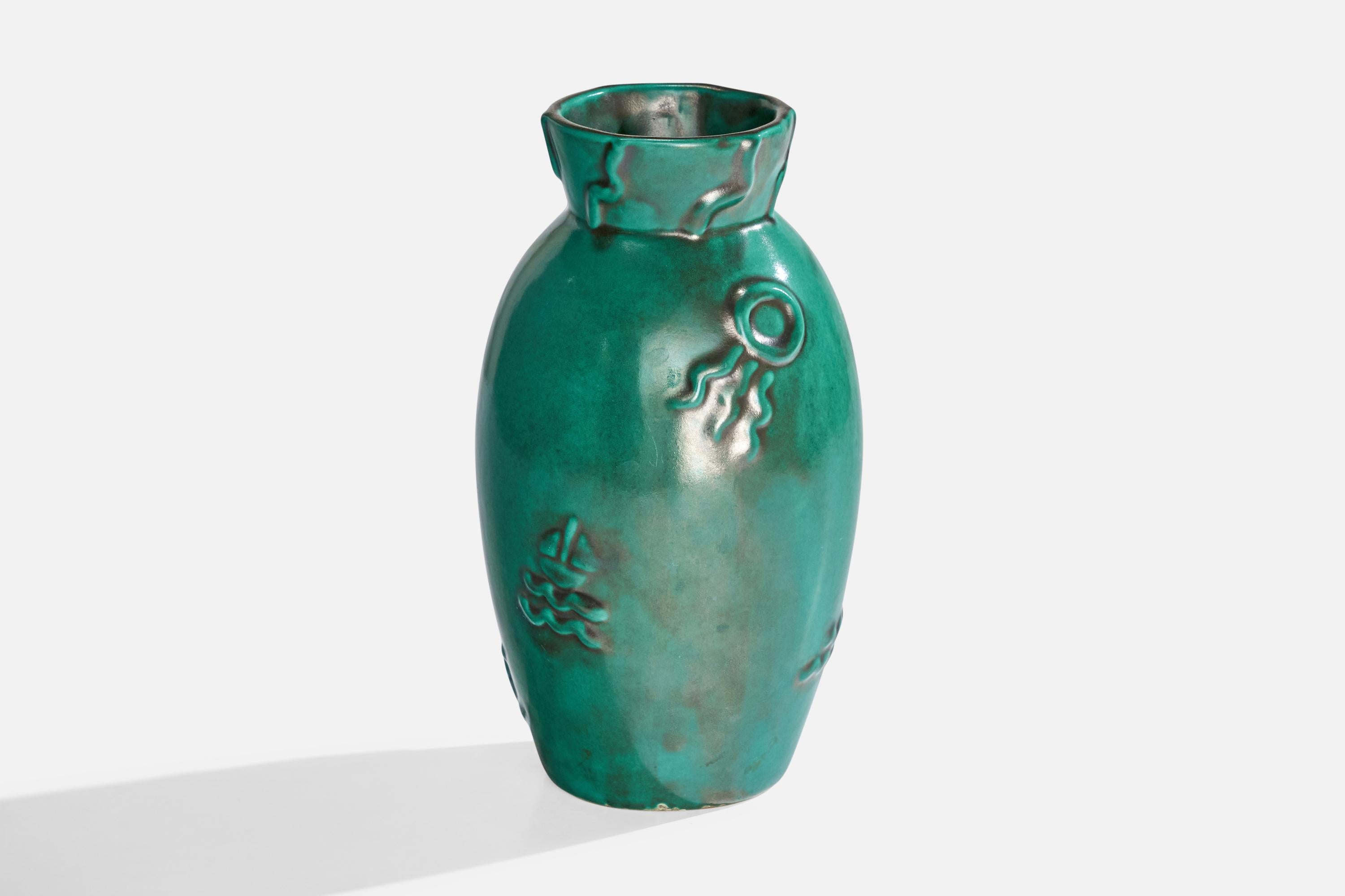 Vase en faïence émaillée verte conçu et produit par Upsala Ekeby, Suède, années 1930.

Dimensions : 9.125