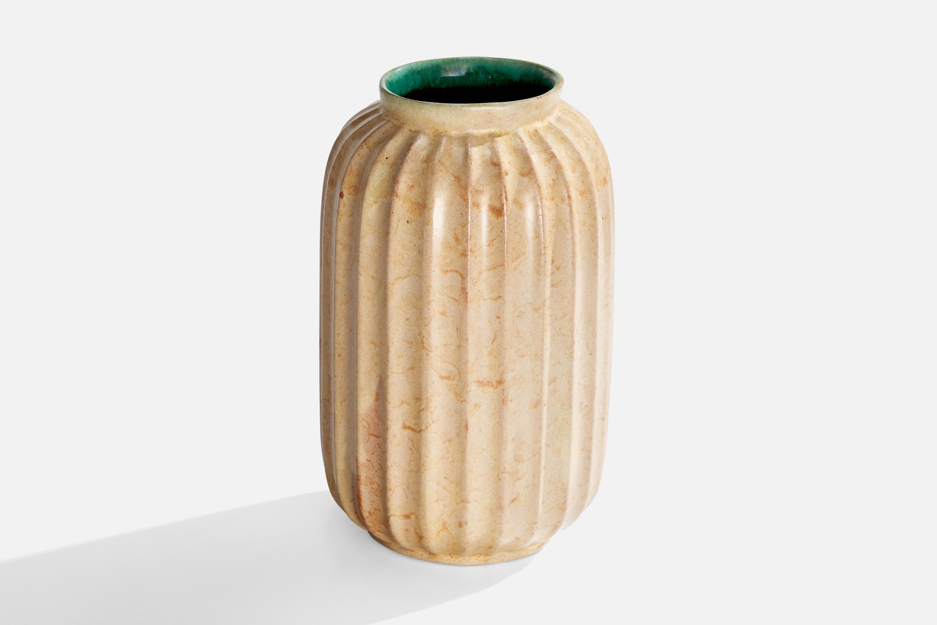 Vaso in terracotta smaltata beige e verde disegnato e prodotto da Upsala Ekeby, Svezia, anni '1930.

Dimensioni: 7,875