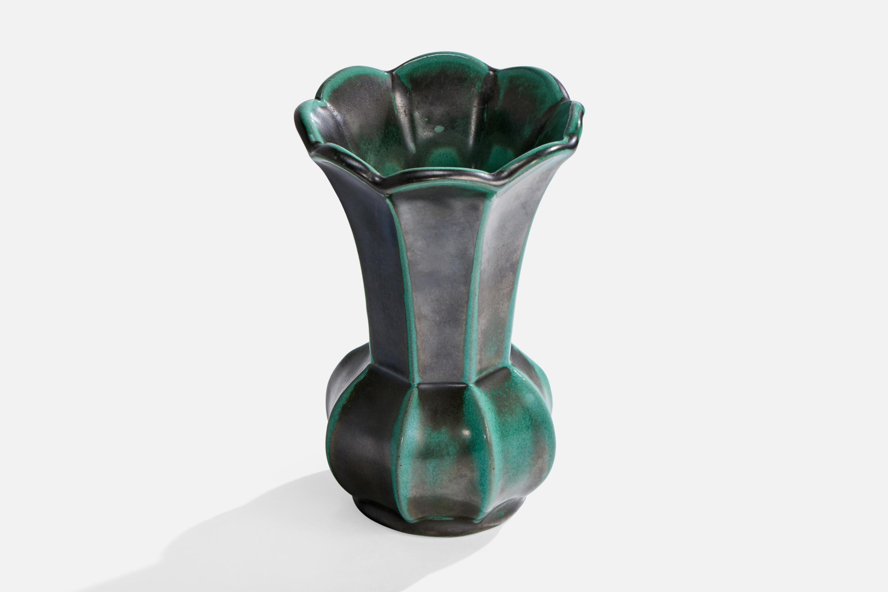 Loza vidriada en verde producida por Upsala Ekeby, Suecia, c. 1930.

Dimensiones totales (pulgadas): 5,9