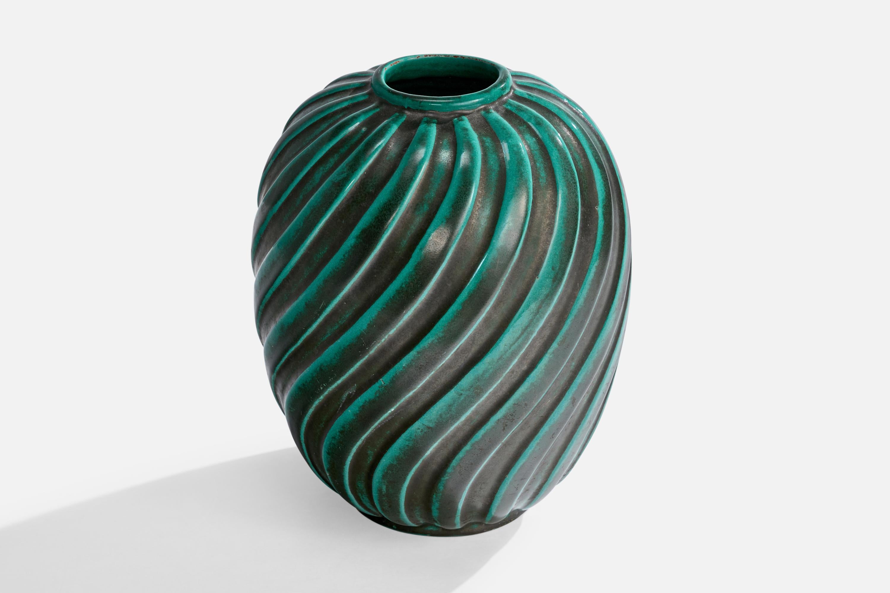 Vase en faïence à vernis vert produit par Upsala Ekeby, Suède, vers les années 1930.

Petite perte de glaçure comme illustré.

Dimensions globales (pouces) : 9,3