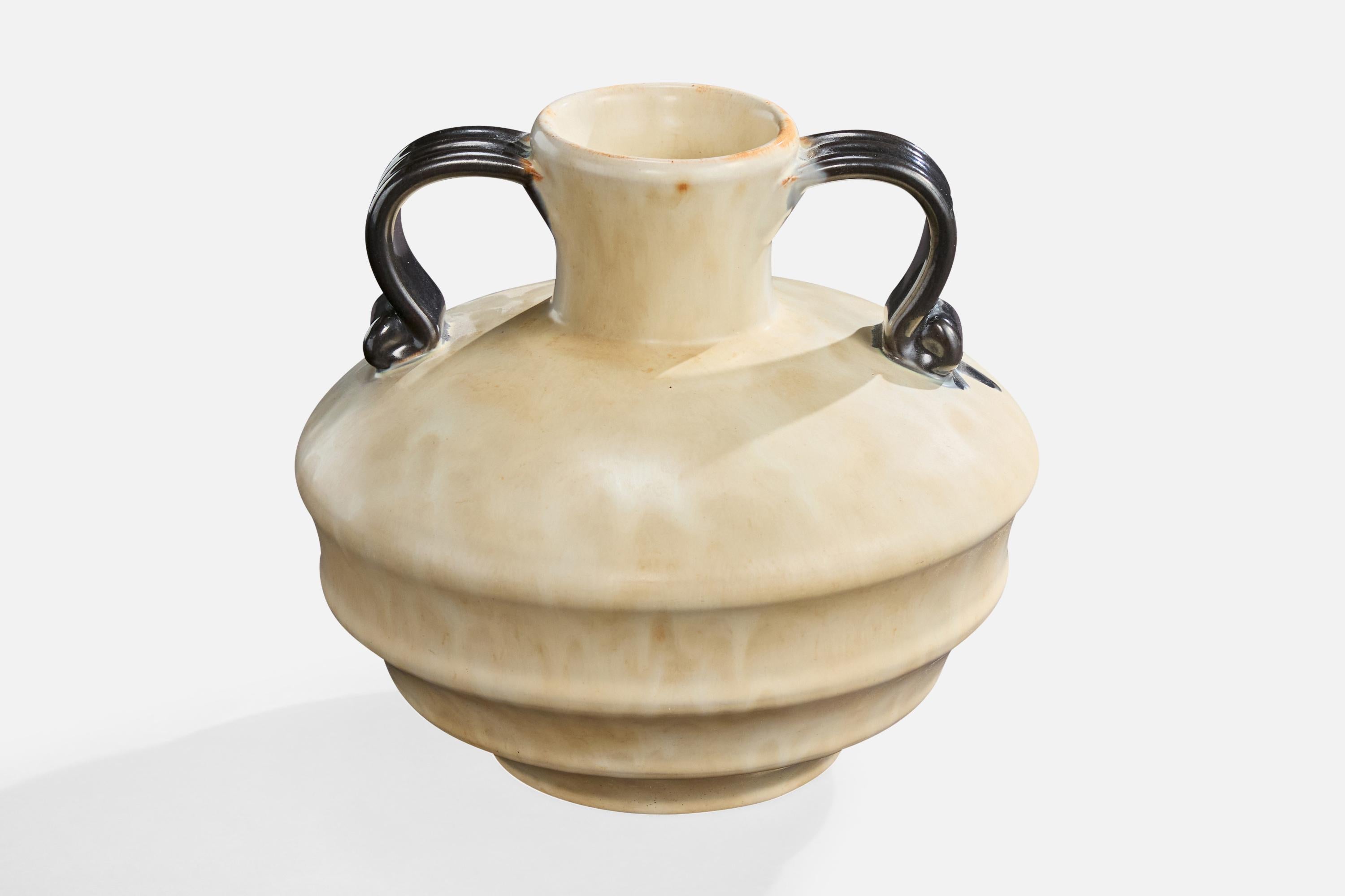 Vaso in terracotta beige e nera prodotto da Upsala Ekeby, Svezia, anni '30 circa.

Dimensioni complessive (pollici): 6,5 