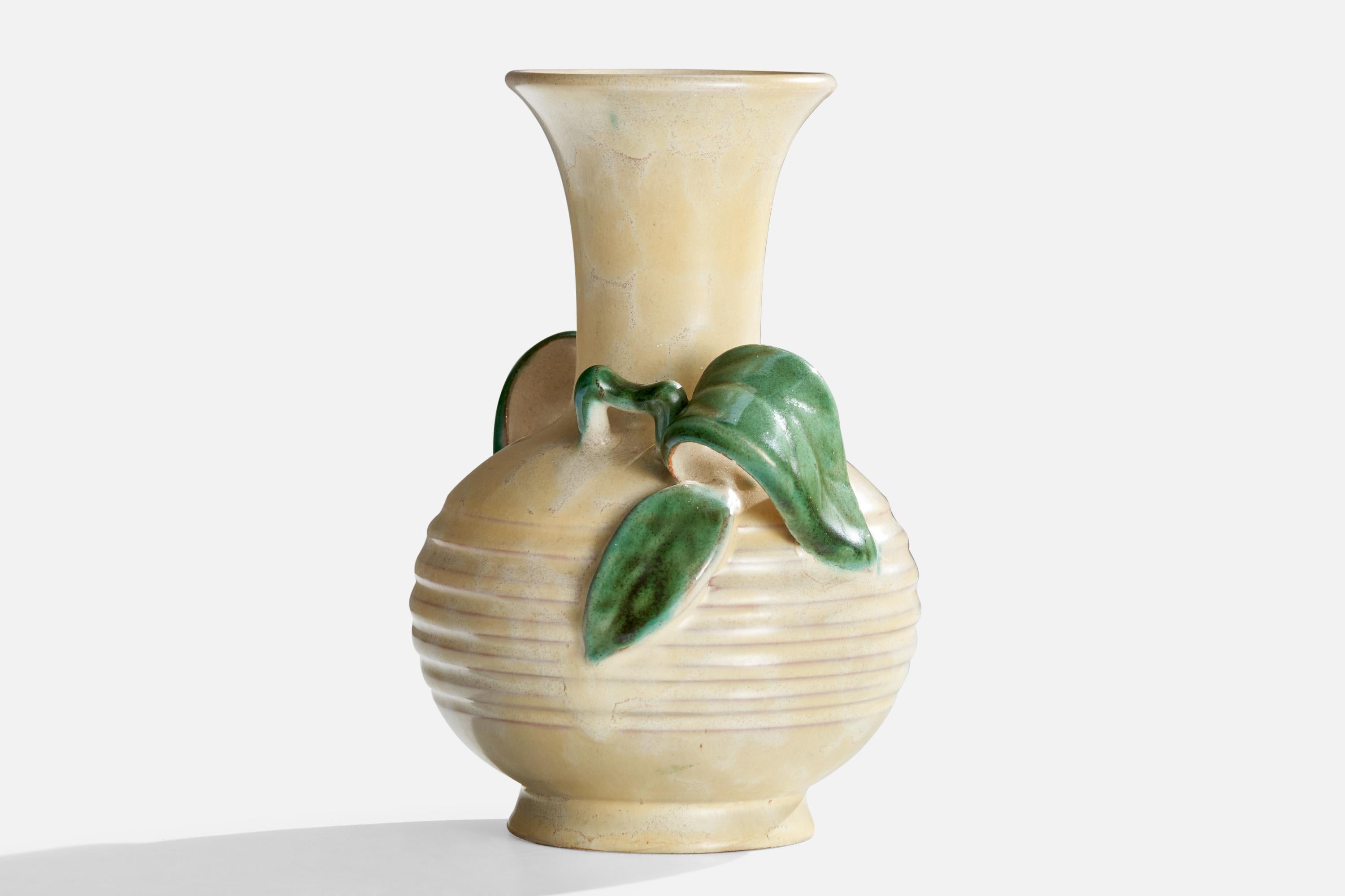 Vase en faïence de Upsala Ekeby, Suède, années 1930 Bon état - En vente à High Point, NC