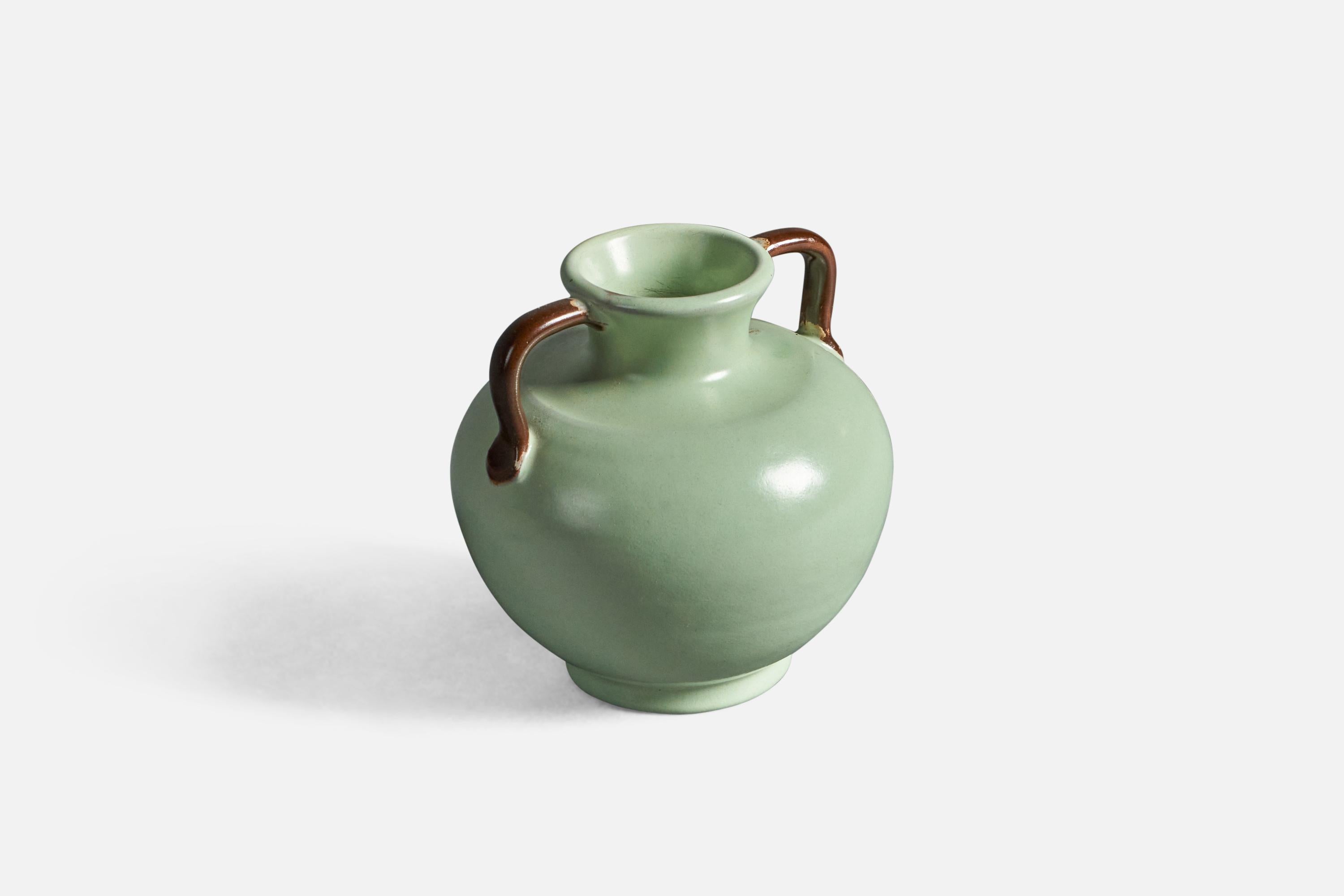 Vase en faïence verte et brune, conçu et produit par Upsala Ekeby, Suède, vers les années 1940.